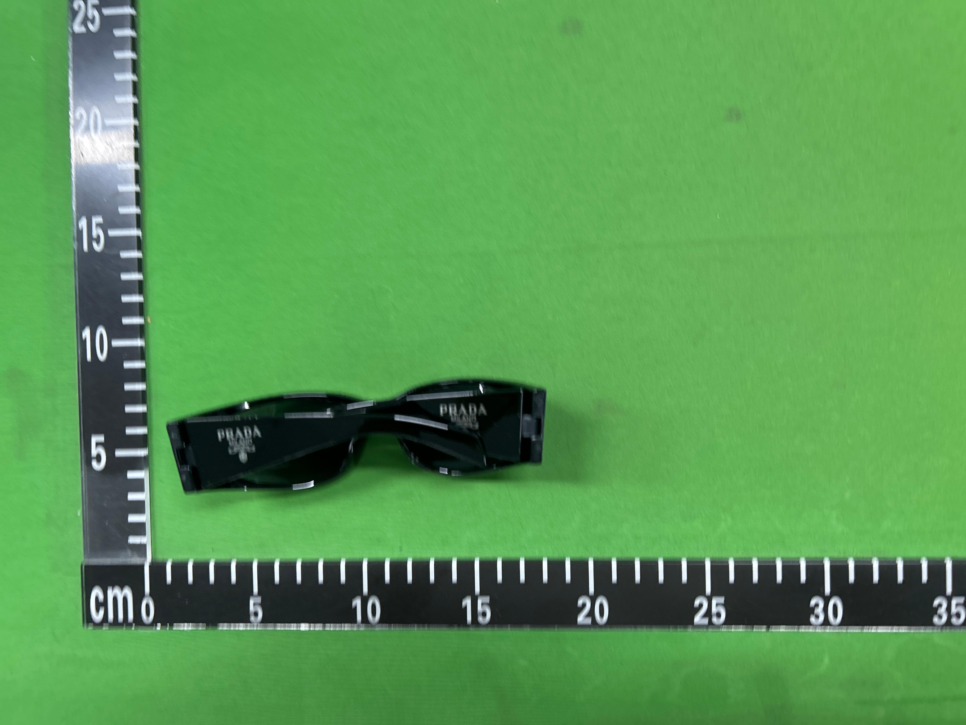 Foto QC 3 de Louis Vuitton Waimea Acetate Sunglasses Black Monogram Grey (Z1082W)
