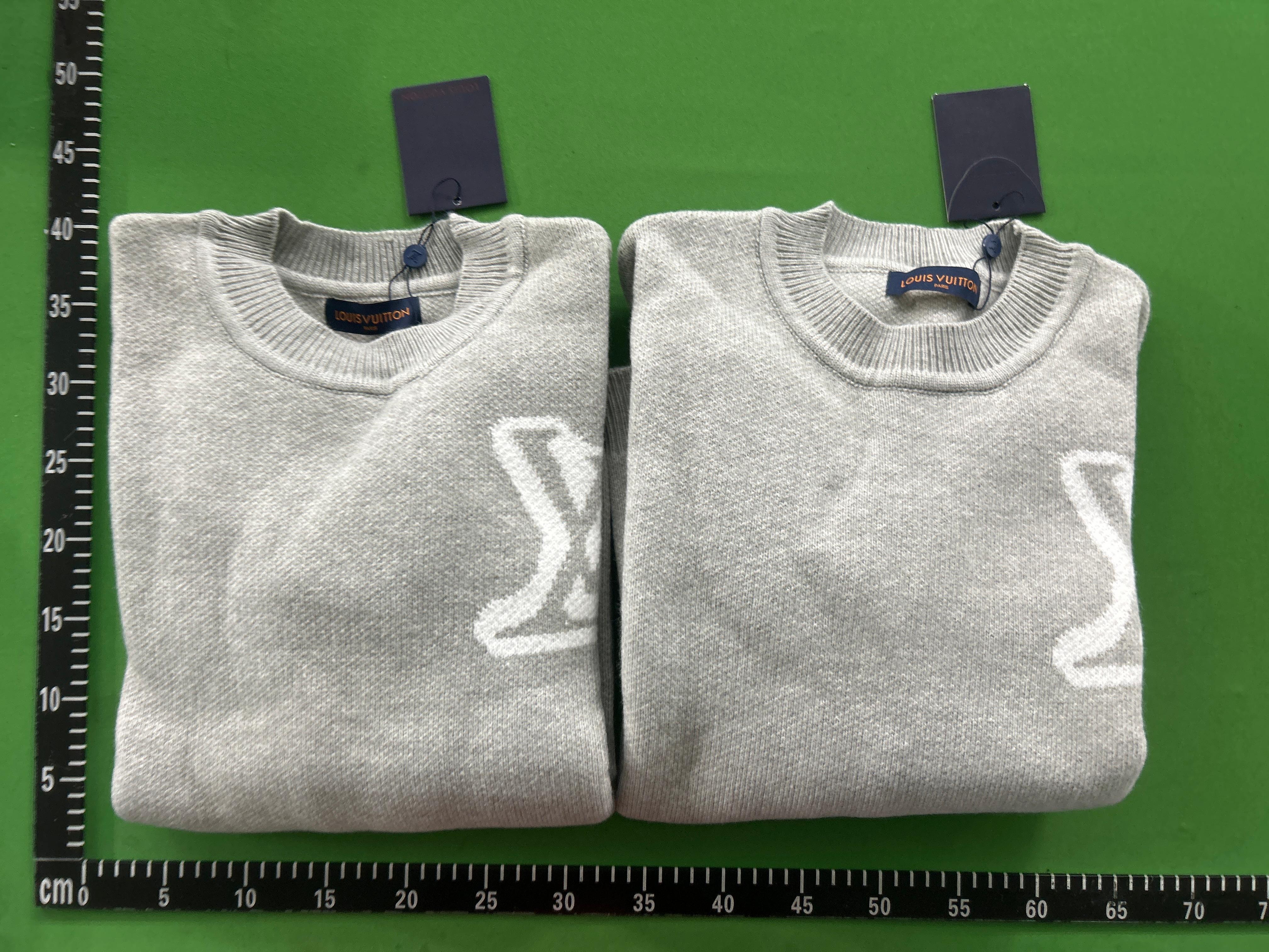 Foto QC 5 de Louis Vuitton Crewneck Sweater LV Logo Knit Grey