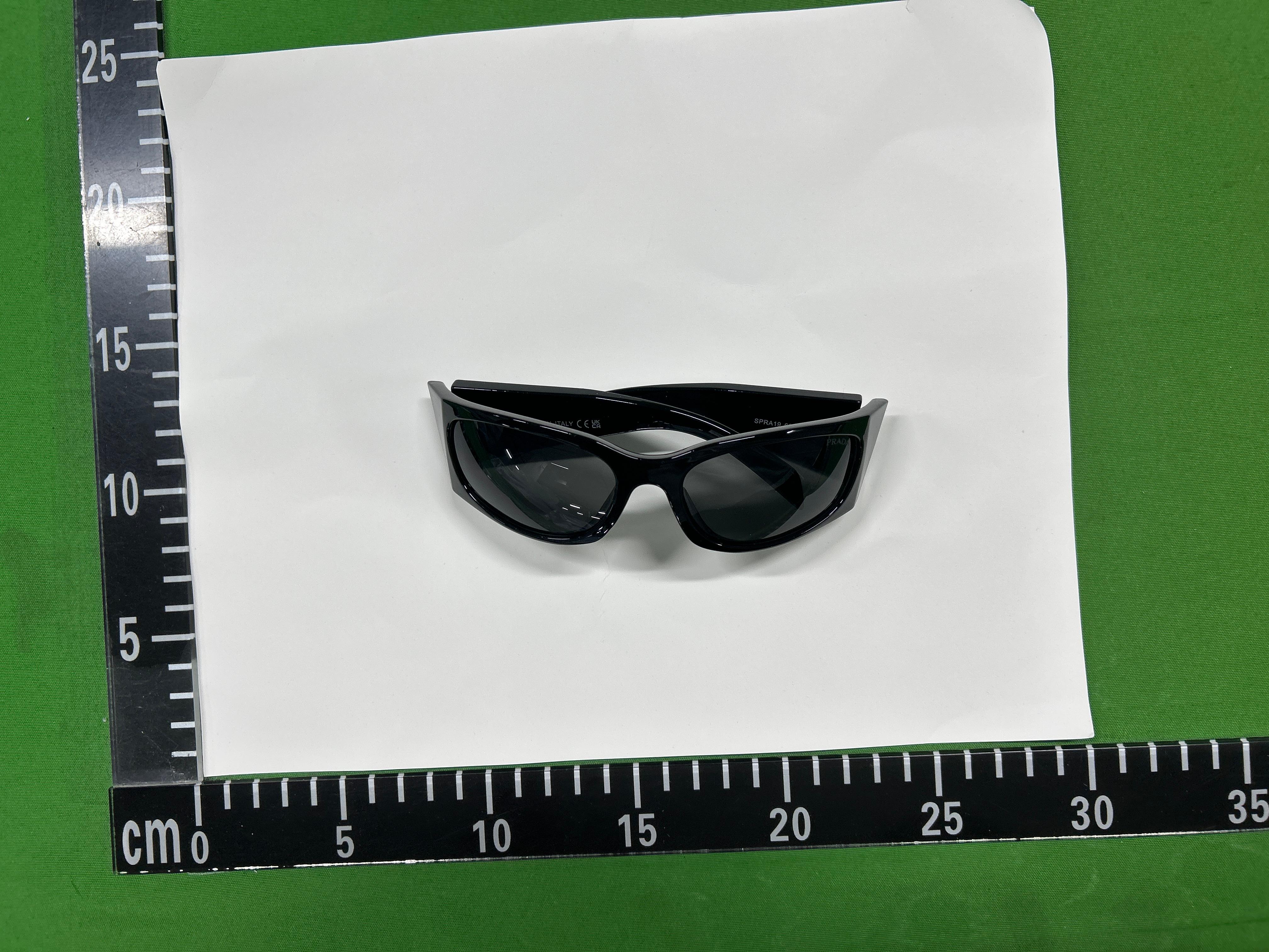 Foto QC 2 de Louis Vuitton Waimea Acetate Sunglasses Black Monogram Grey (Z1082W)