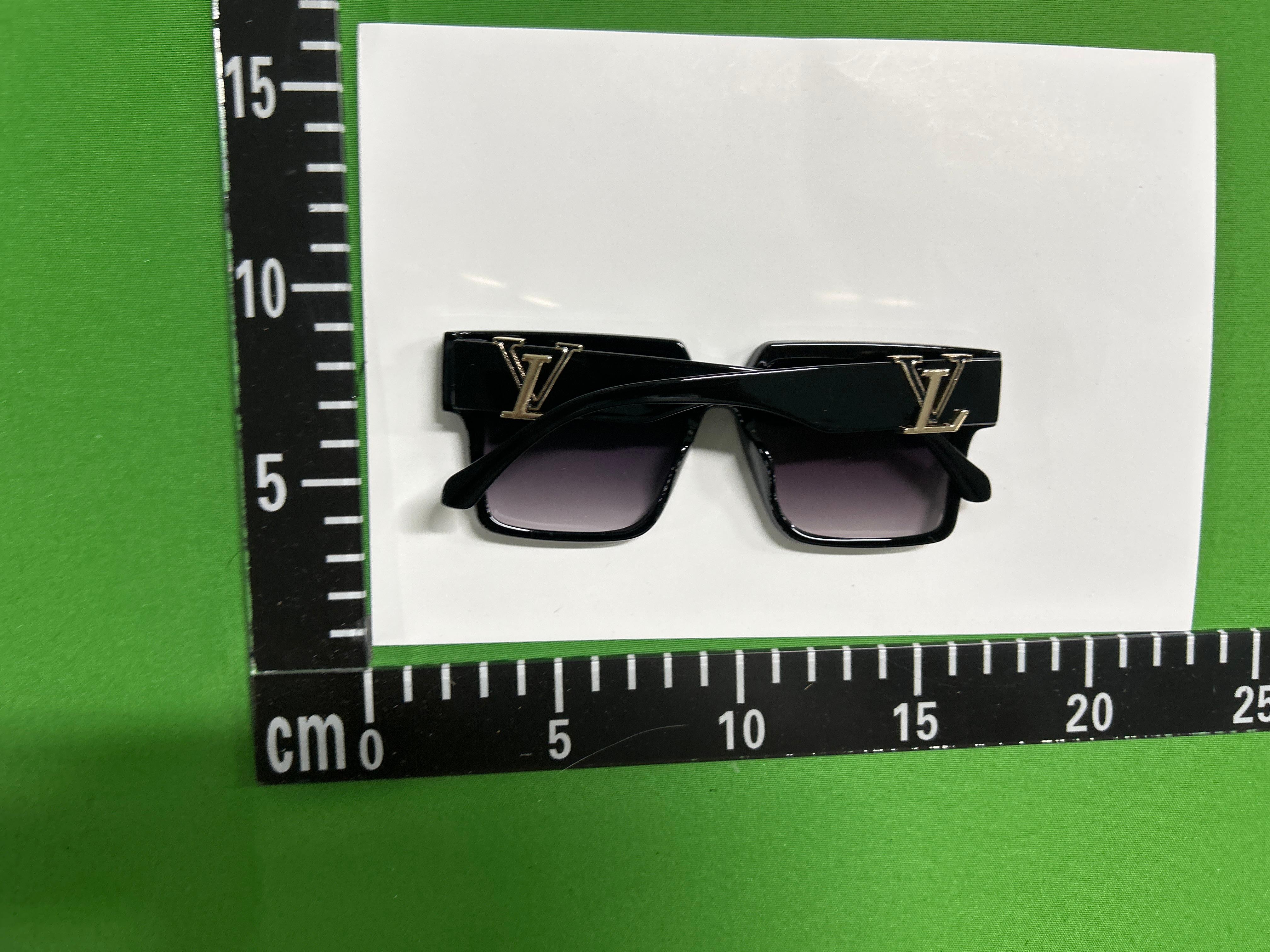 Foto QC 5 de Louis Vuitton LV Waimea Square-Frame Acetate Sunglasses Black Silver Monogram (Z1082W)