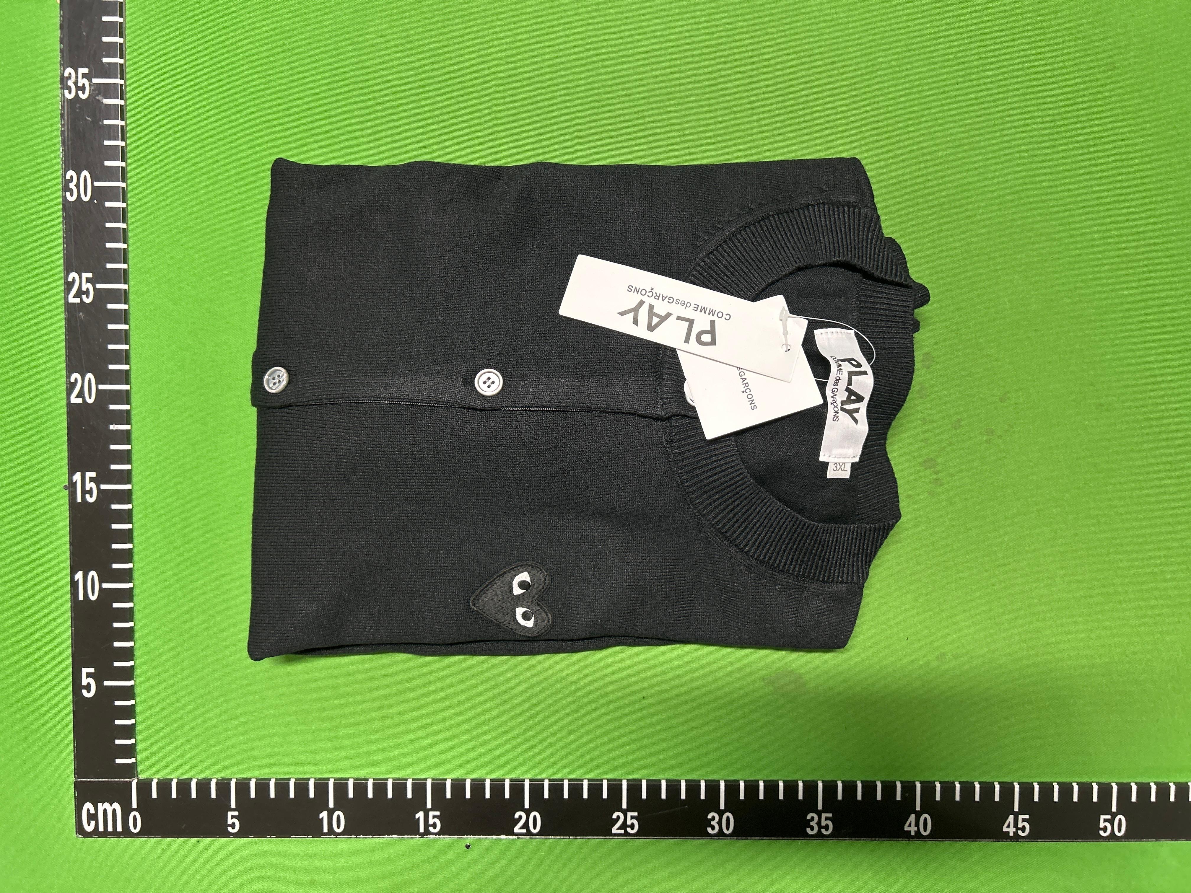 Foto QC 1 de Comme des Garçons Play Heart Logo Cardigan Wool