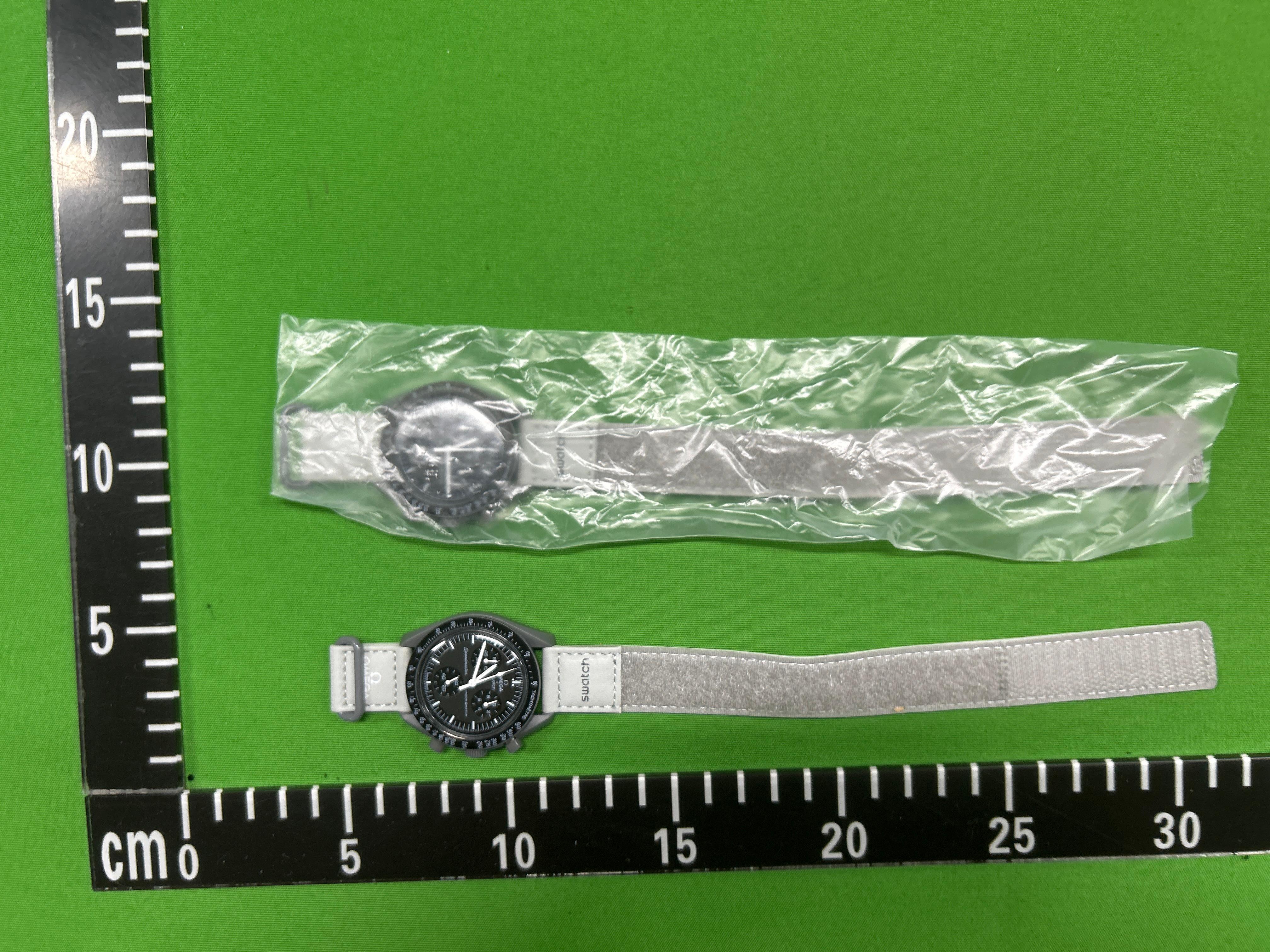 Foto QC 1 de Omega x Swatch Bioceramic MoonSwatch Mission to Pluto SO33M101