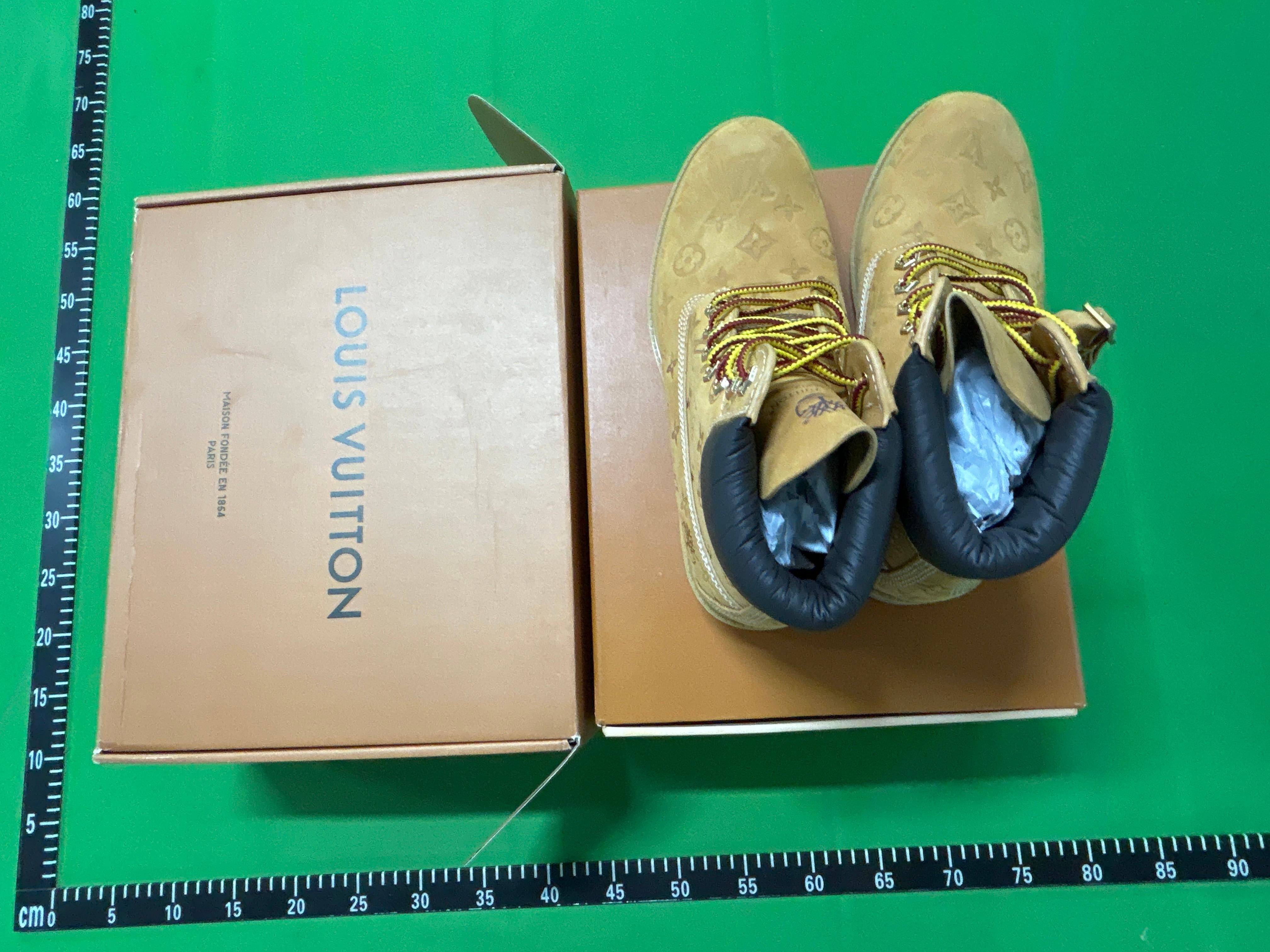 Foto QC 8 de Louis Vuitton LV Timberland 6-Inch Ankle Boot Leather Embossed Monogram Black 1AD73H