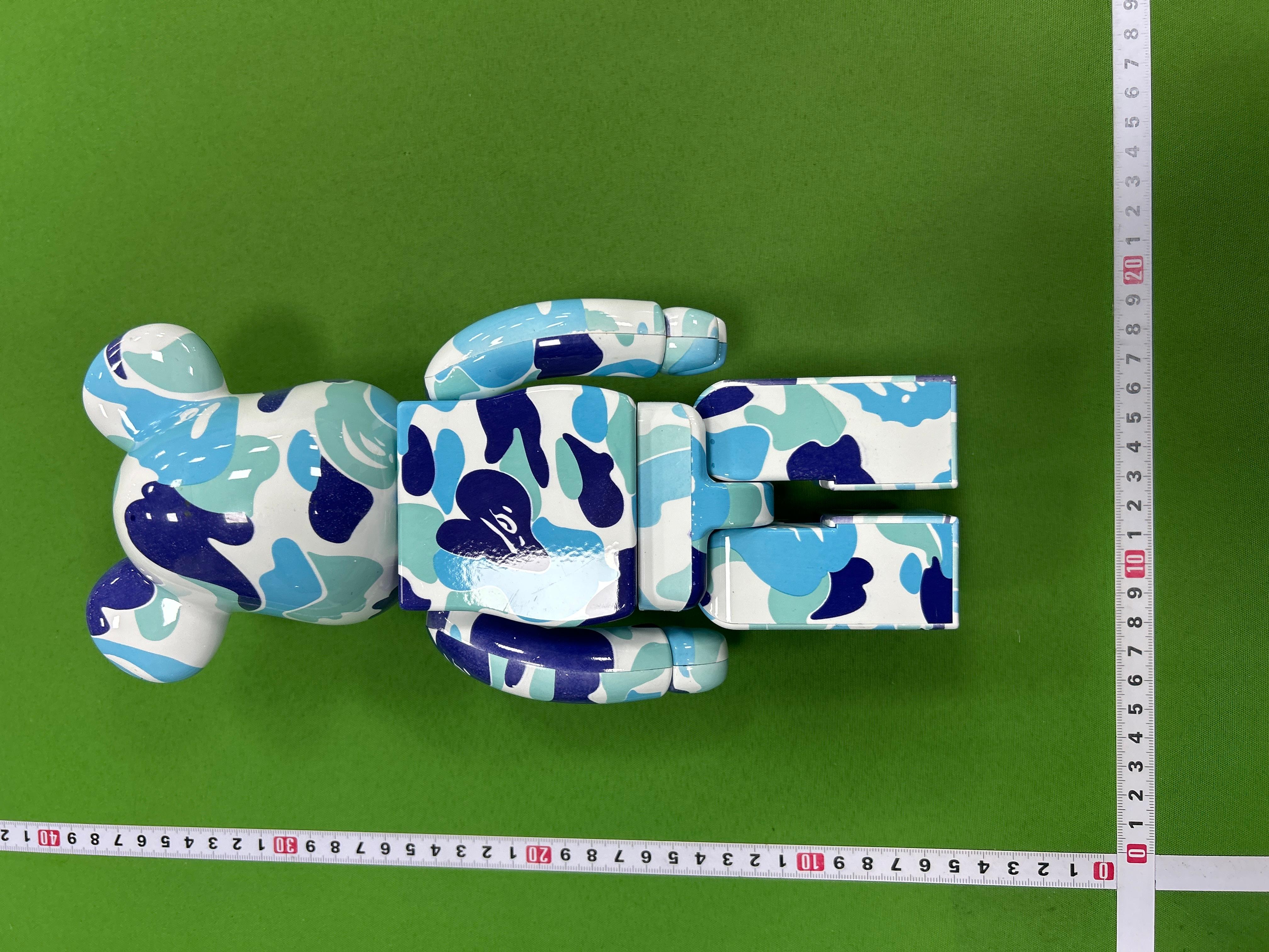 Foto QC 8 de Medicom Toy BE@RBRICK A Bathing Ape (BAPE) ABC Camo Blue 400% PVC Figure