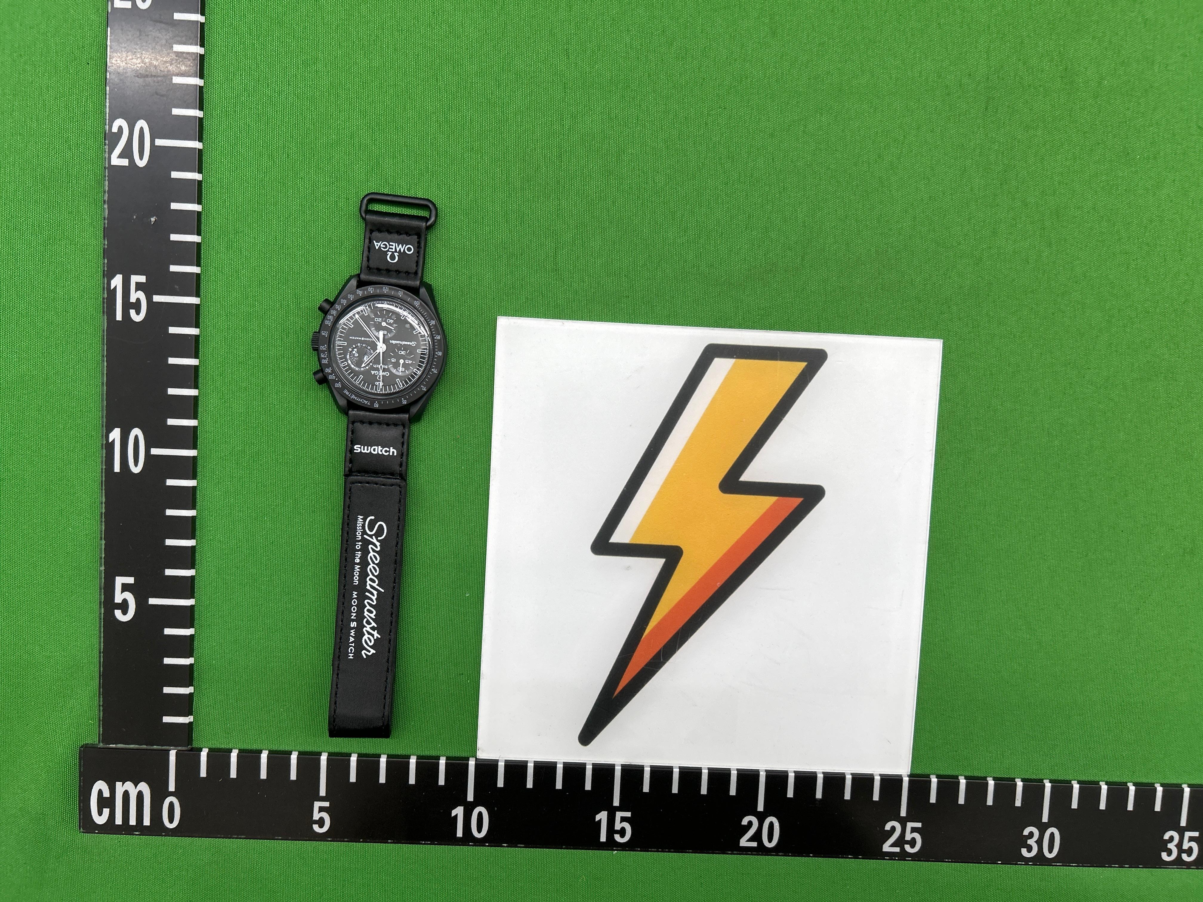 Foto QC 1 de Swatch x Omega Bioceramic Moonswatch Mission to Pluto SO33M101