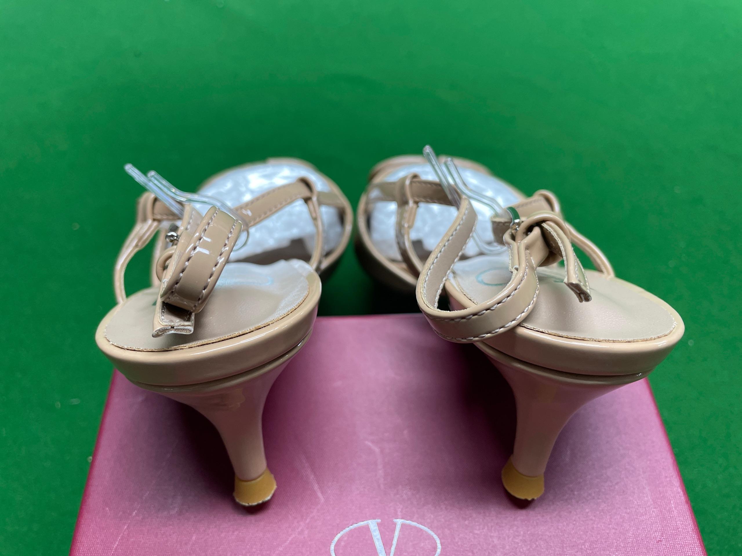 Foto QC 4 de Valentino VLogo Signature Nude Leather Slingback Pointed Toe Pumps