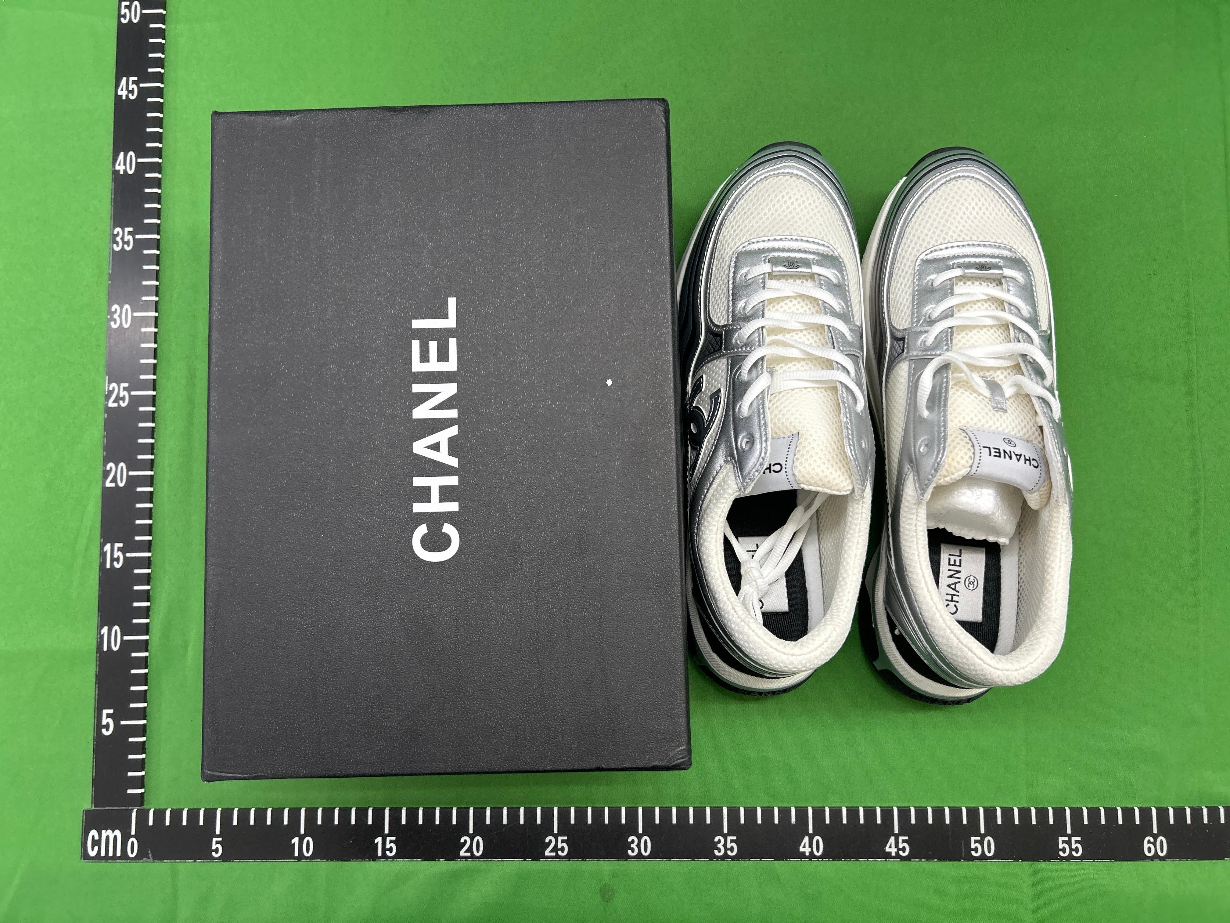 Foto QC 2 de Chanel Sneakers Leather Suede Low CC Logo Black White