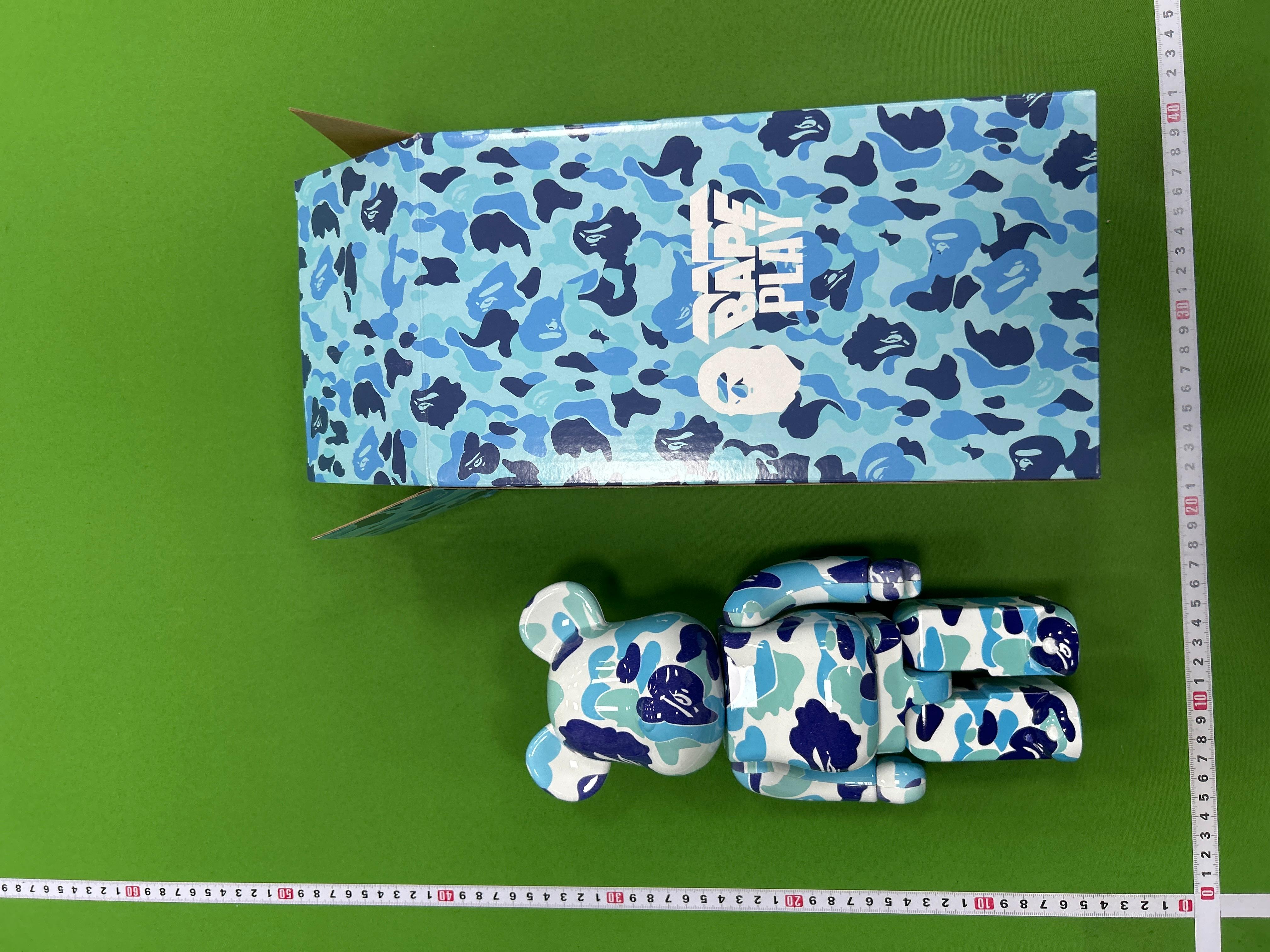 Foto QC 6 de Medicom Toy BE@RBRICK A Bathing Ape (BAPE) ABC Camo Blue 400% PVC Figure