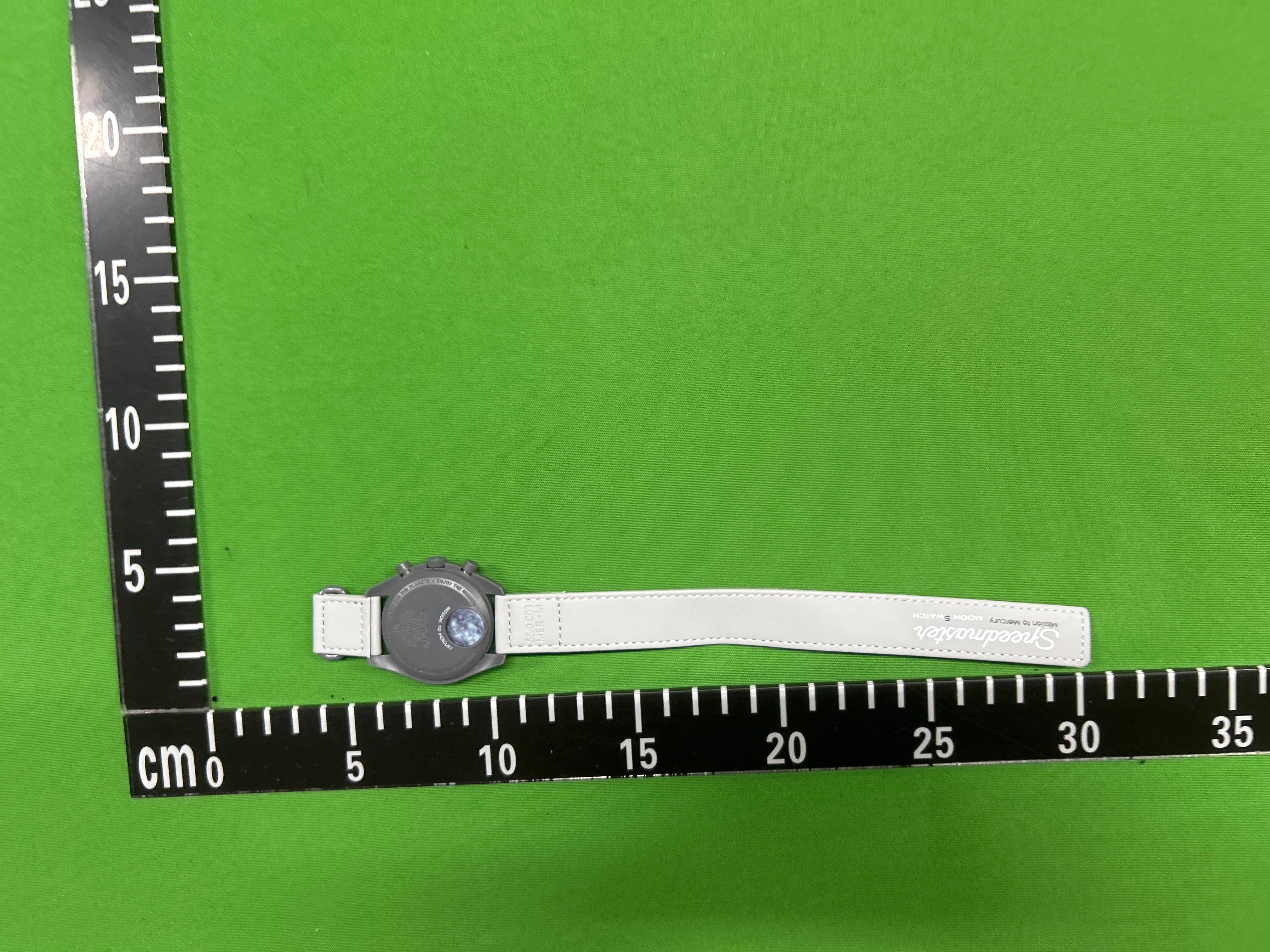 Foto QC 2 de Omega x Swatch Bioceramic MoonSwatch Mission to Pluto SO33M101