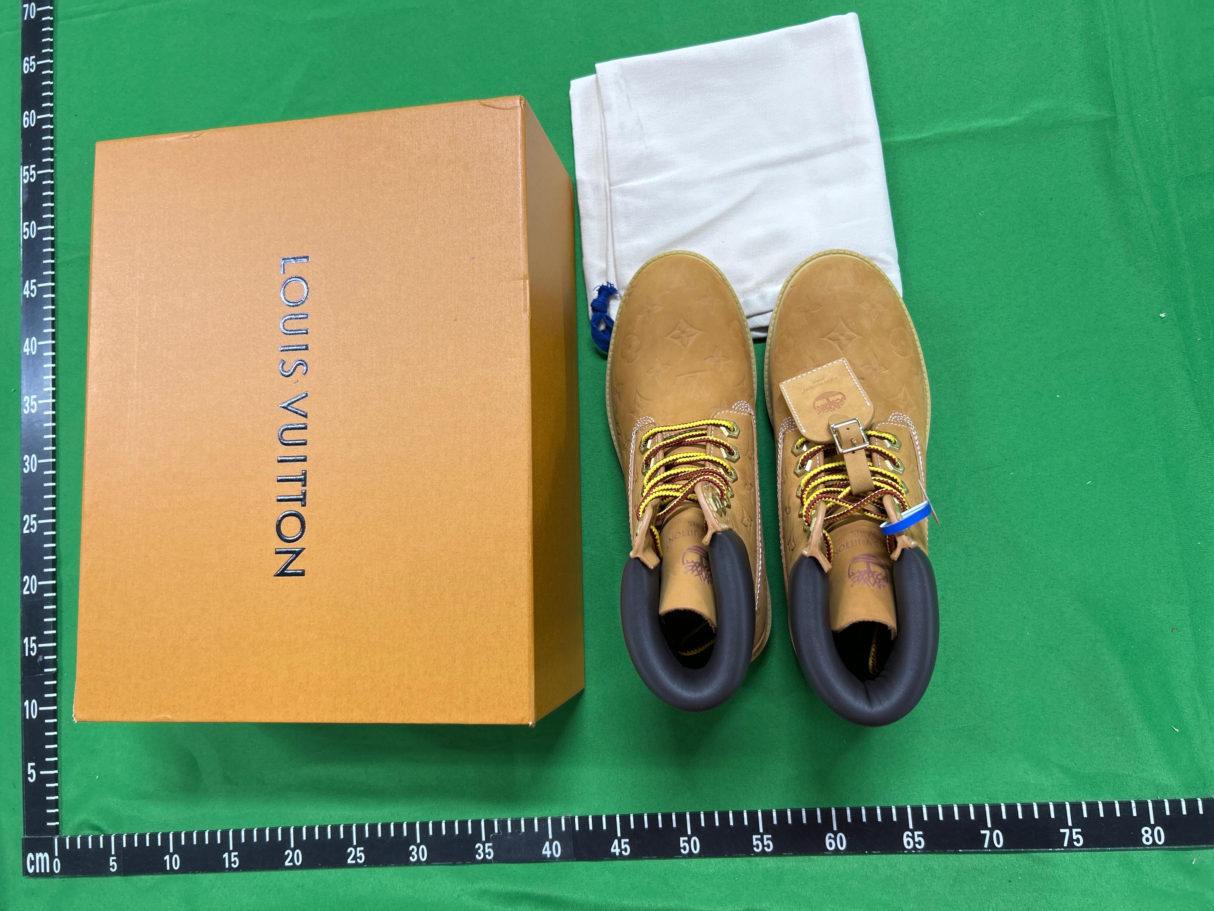 Foto QC 2 de Louis Vuitton LV Timberland 6-Inch Ankle Boot Leather Embossed Monogram Black 1AD73H