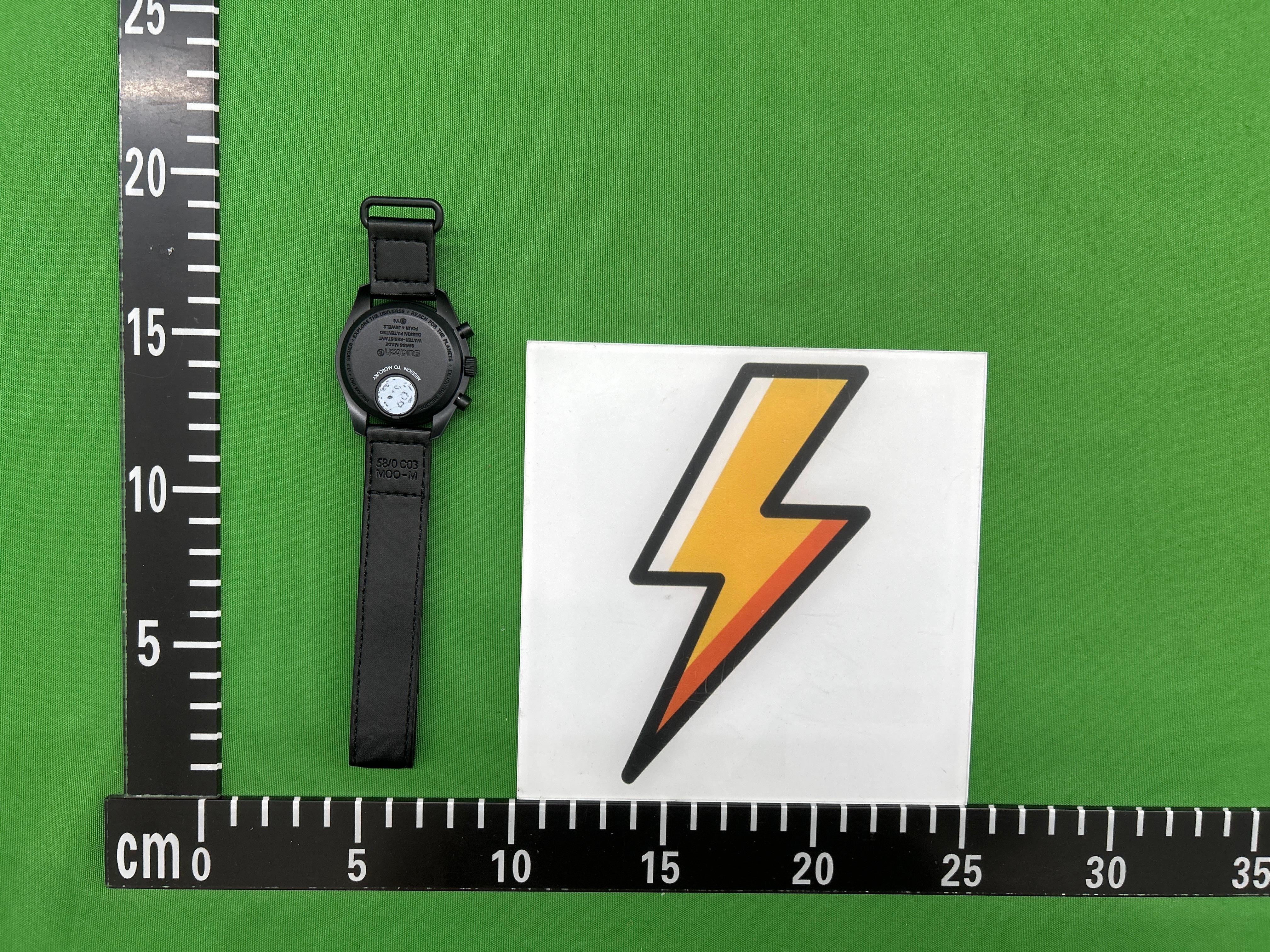 Foto QC 2 de Swatch x Omega Bioceramic Moonswatch Mission to Pluto SO33M101