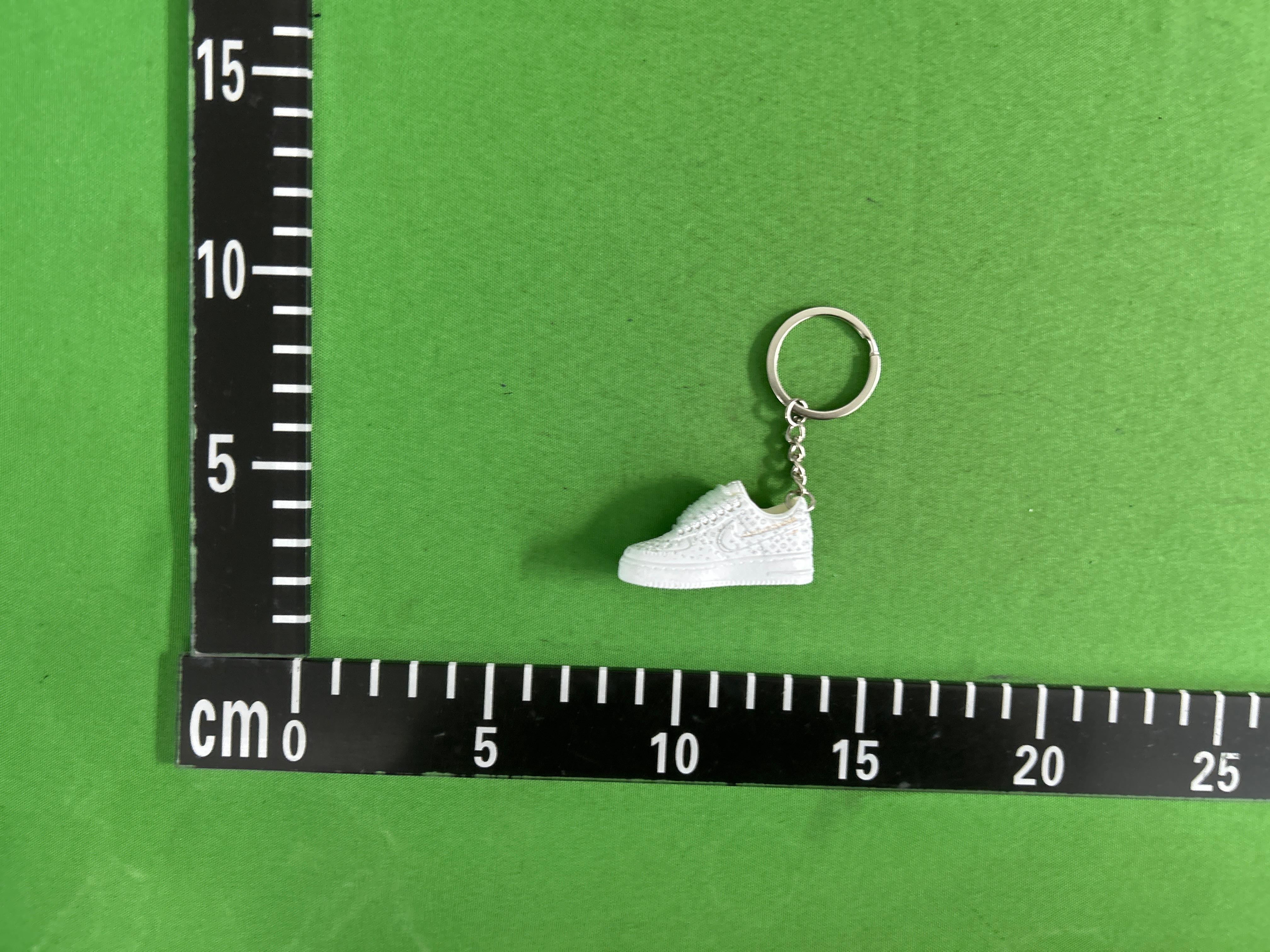 Foto QC 4 de Louis Vuitton Air Force 1 Key Holder And Bag Charm White