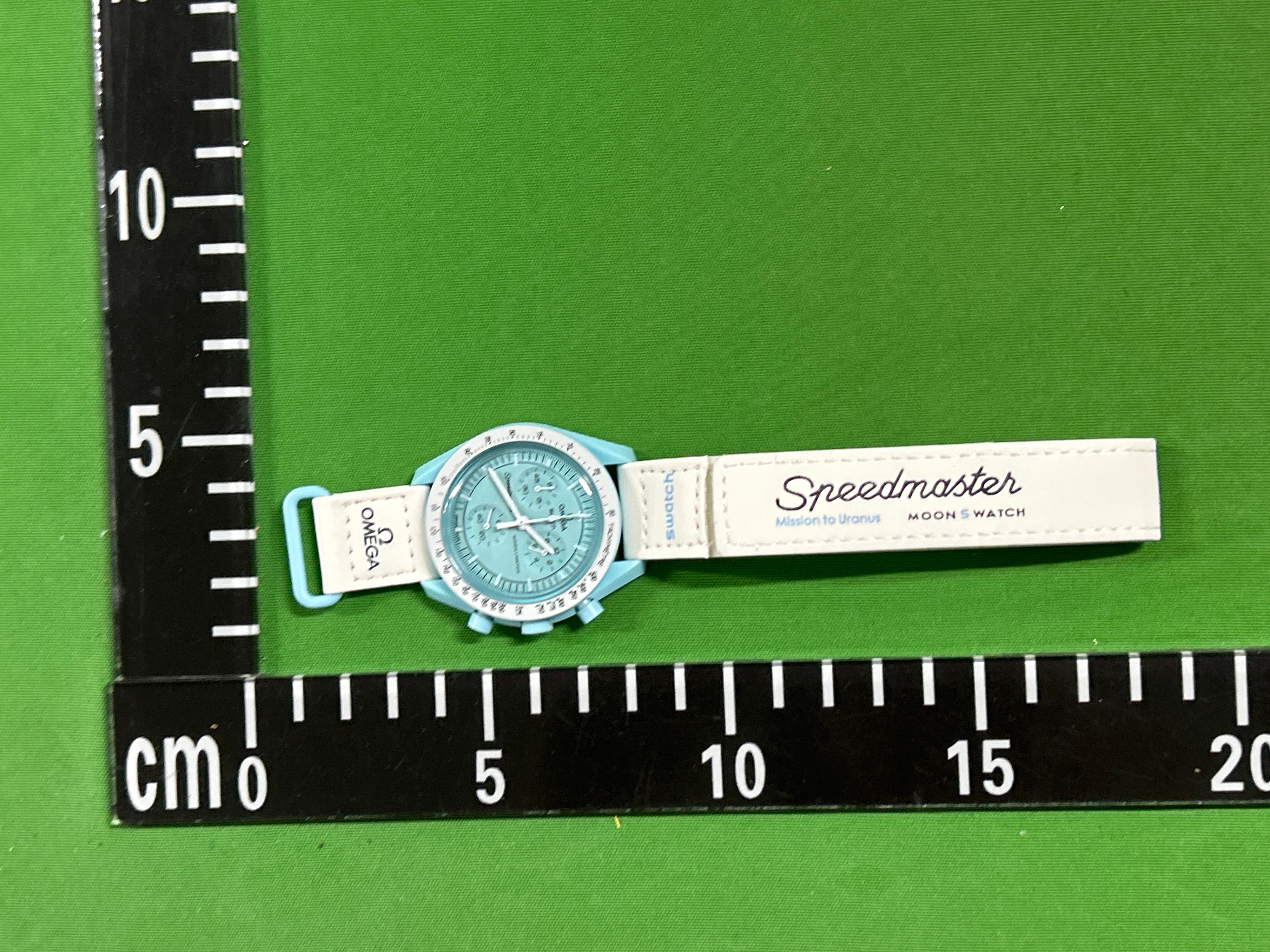 Foto QC 5 de Swatch x Omega Bioceramic Moonswatch Mission to Pluto SO33M101