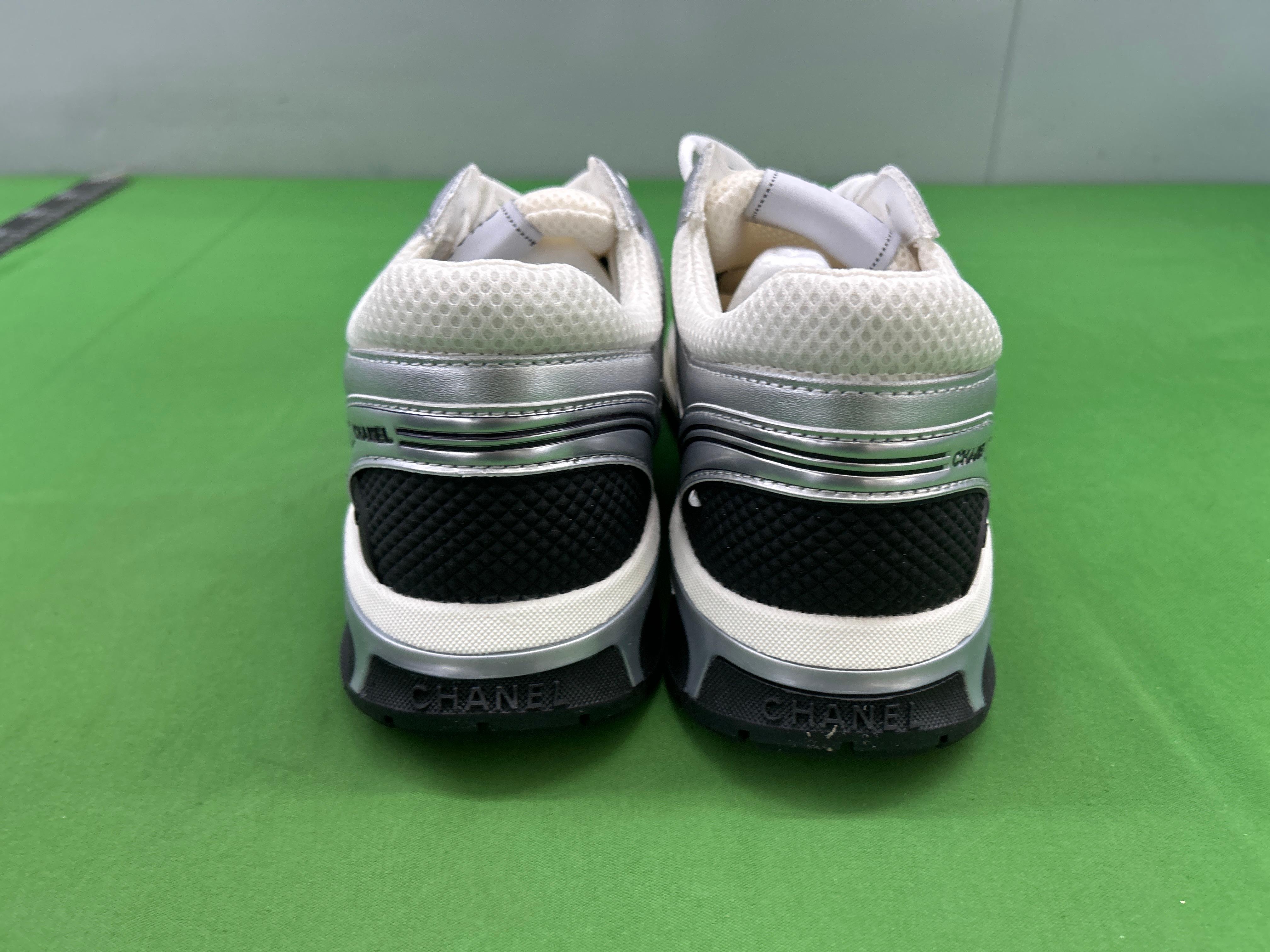 Foto QC 3 de Chanel Sneakers Leather Suede Low CC Logo Black White