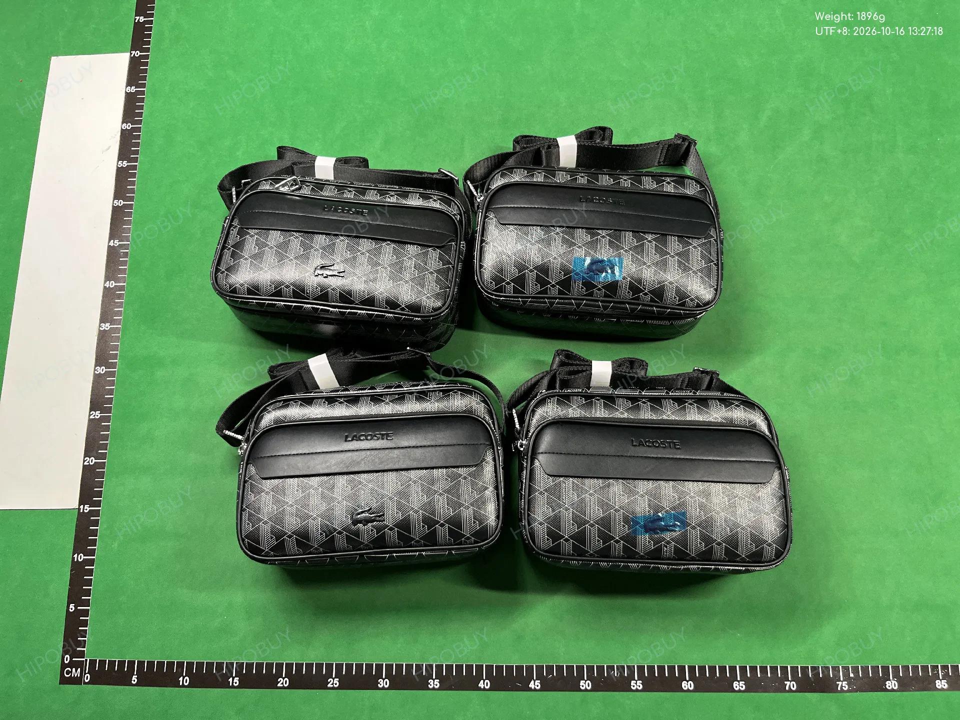 Foto QC 7 de Lacoste The Blend Monogram Crossbody Bag Small Black