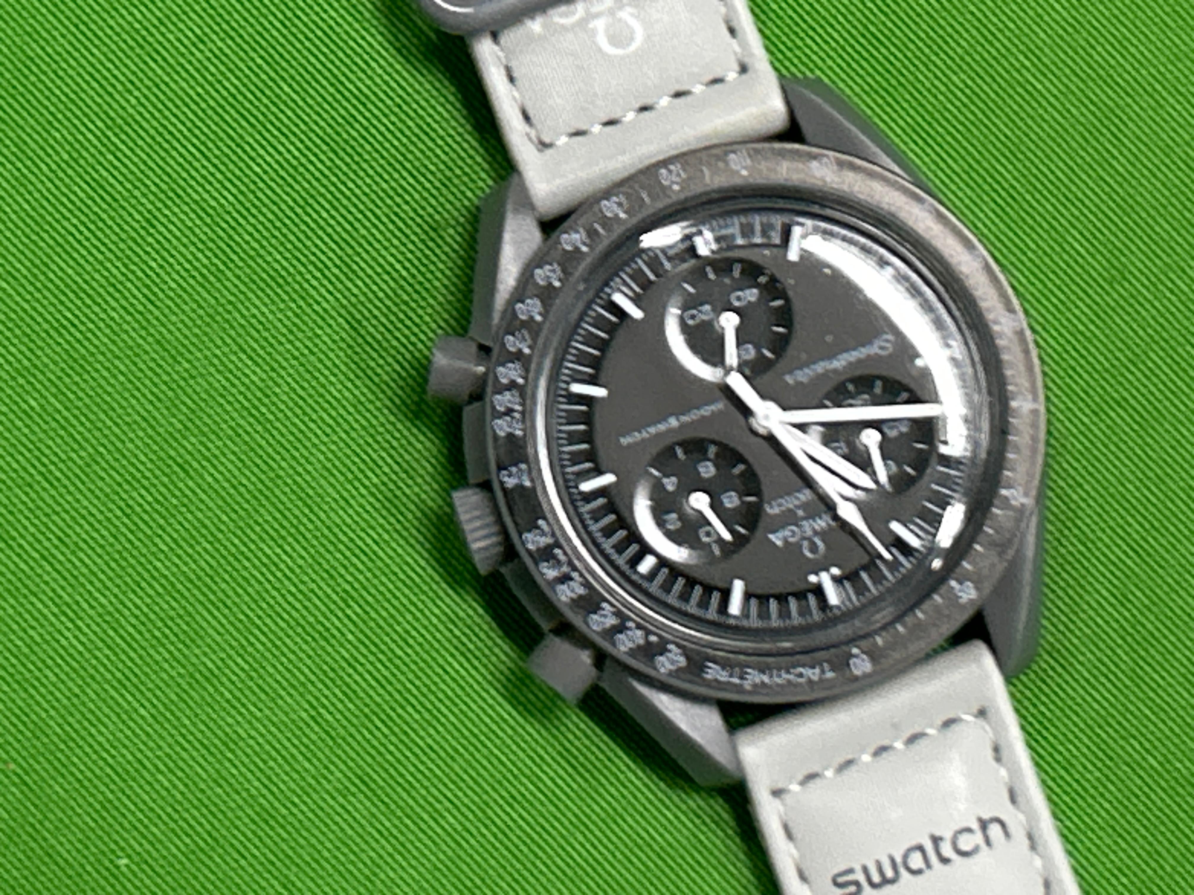 Foto QC 3 de Omega x Swatch Bioceramic MoonSwatch Mission to Pluto SO33M101