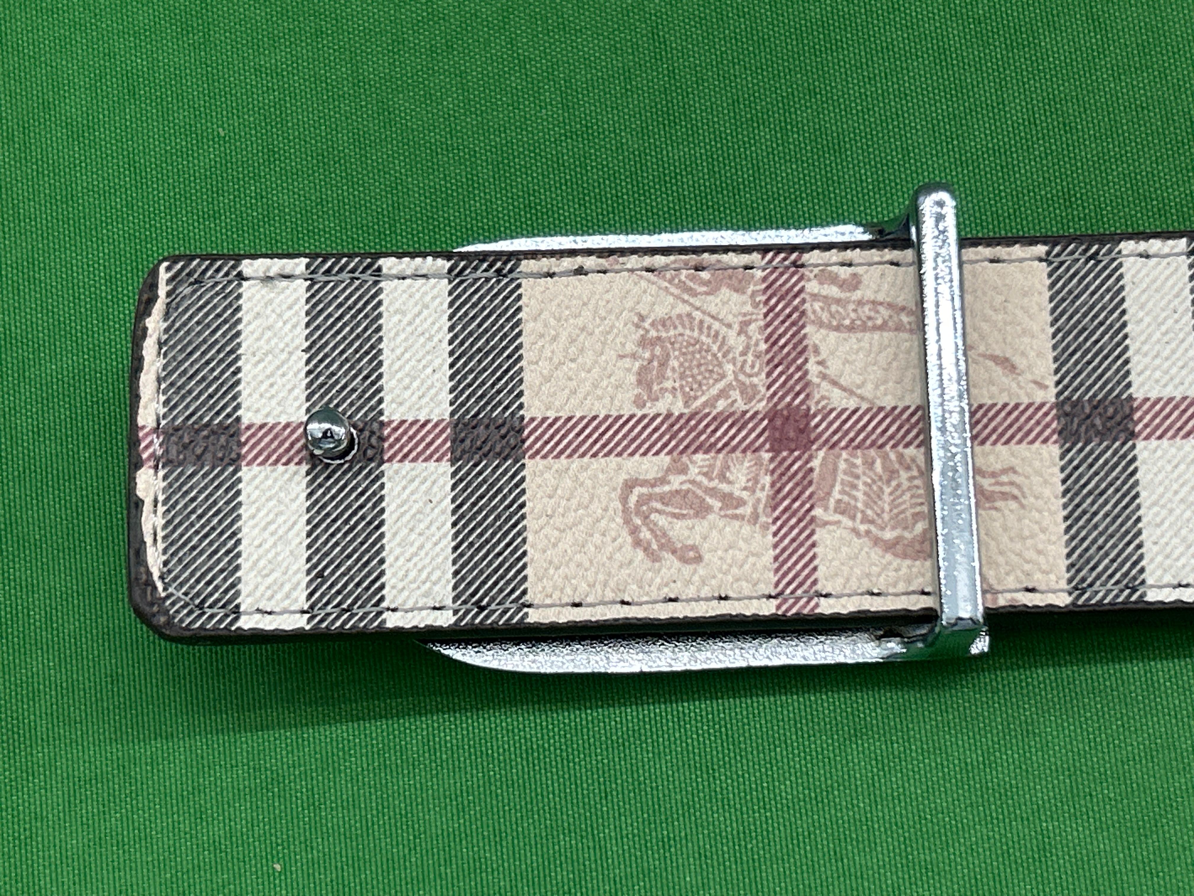 Foto QC 7 de Burberry Equestrian Knight Plaque Reversible Belt Charcoal Vintage Check