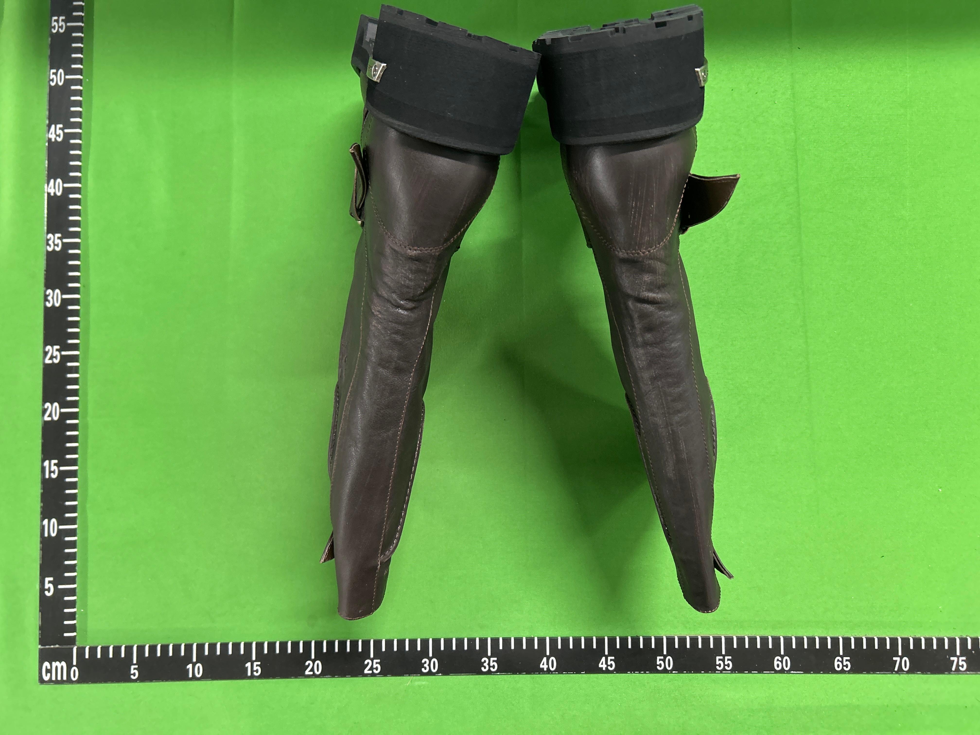 Foto QC 6 de Balenciaga Venom Calfskin High Boot Dark Brown