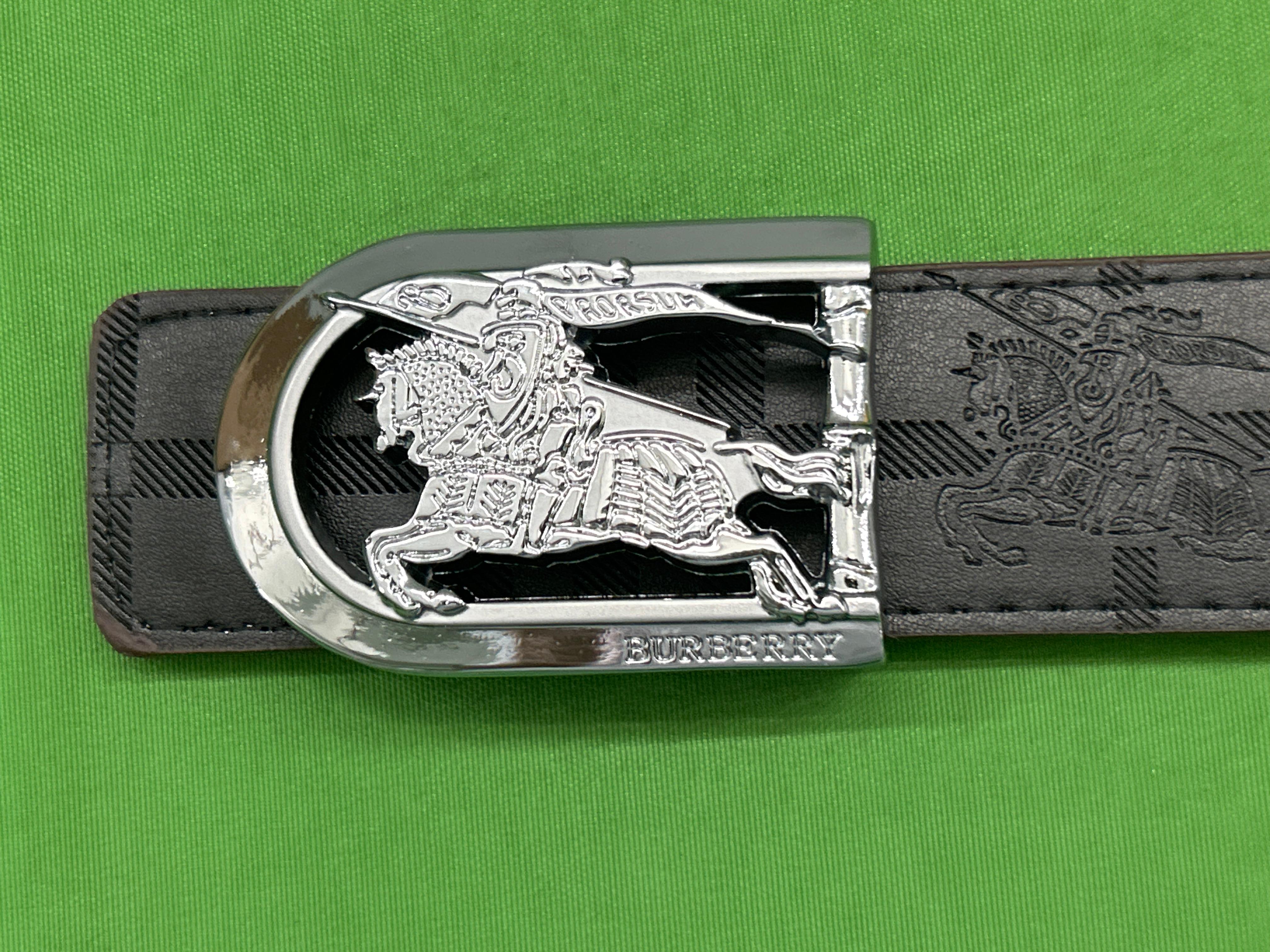 Foto QC 6 de Burberry Equestrian Knight Plaque Reversible Belt Charcoal Vintage Check