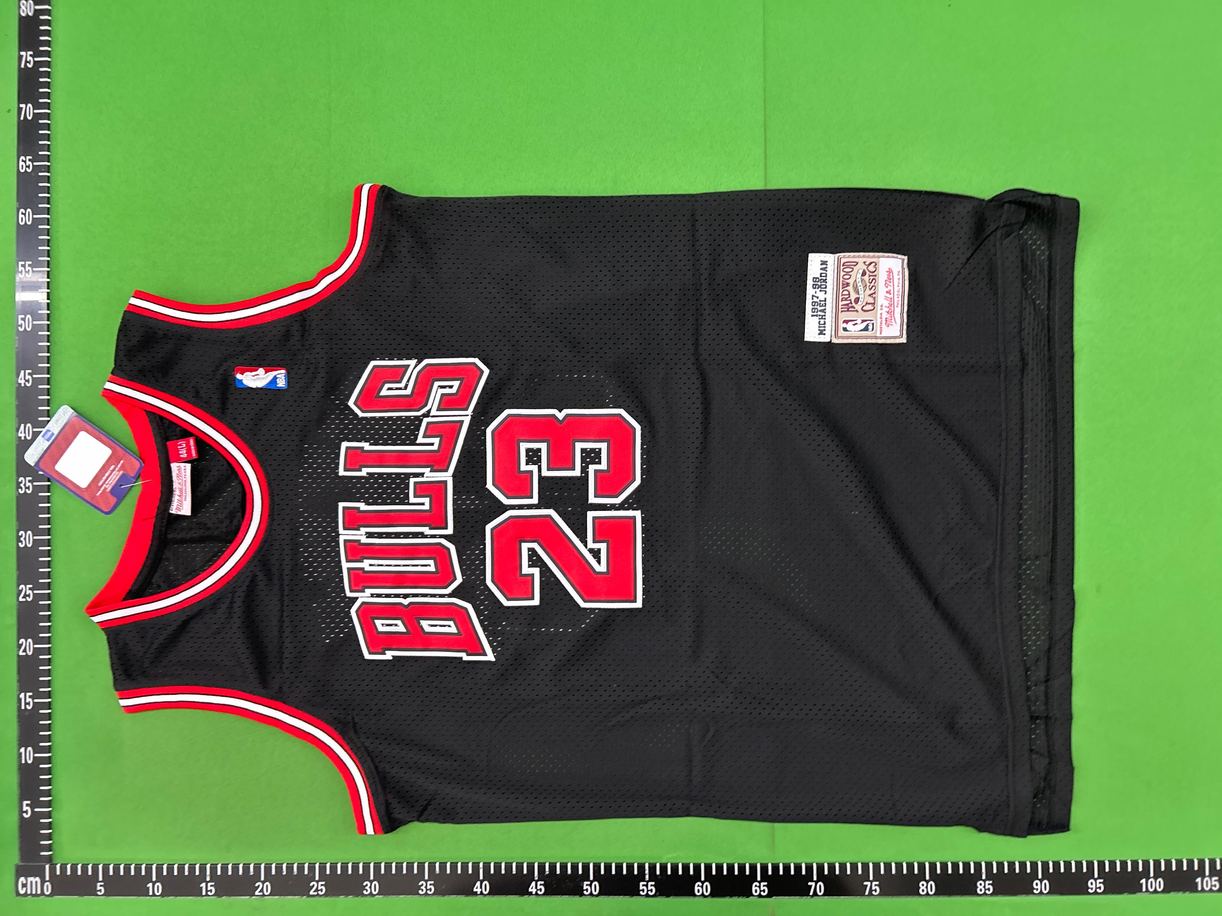 Foto QC 3 de Mitchell & Ness x Chicago Bulls Retro 1997-98 Michael Jordan Away NBA Finals Jersey Red