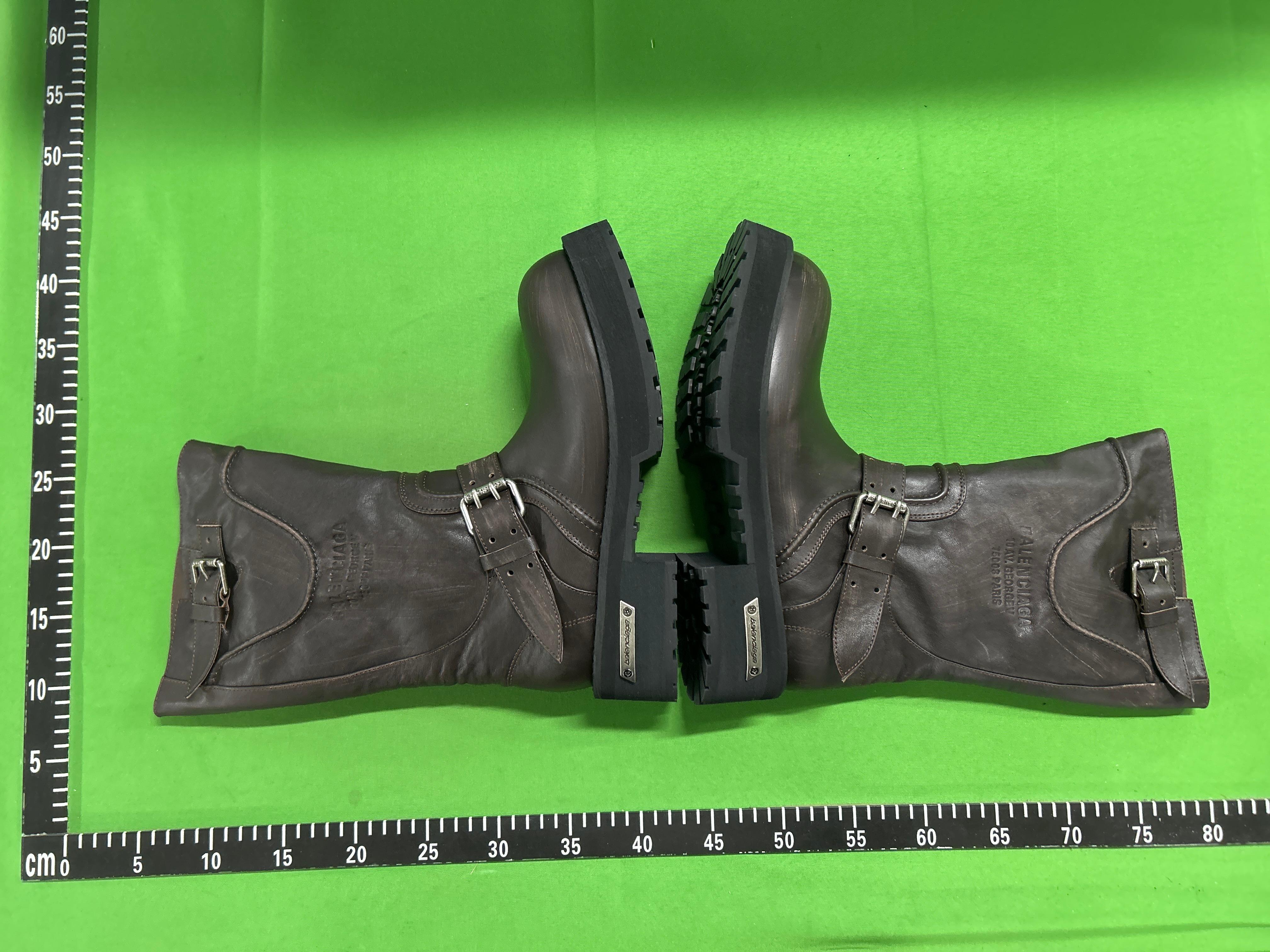 Foto QC 5 de Balenciaga Venom Calfskin High Boot Dark Brown