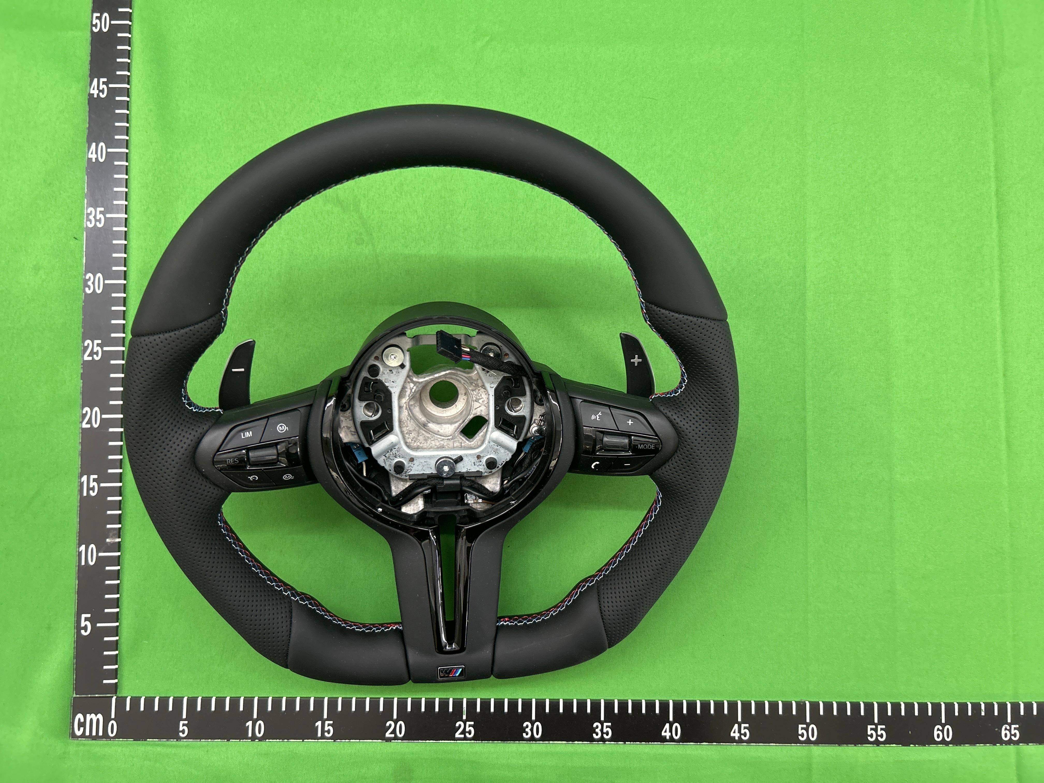 Foto QC 5 de BMW Flat-Bottom Sports Steering Wheel Black