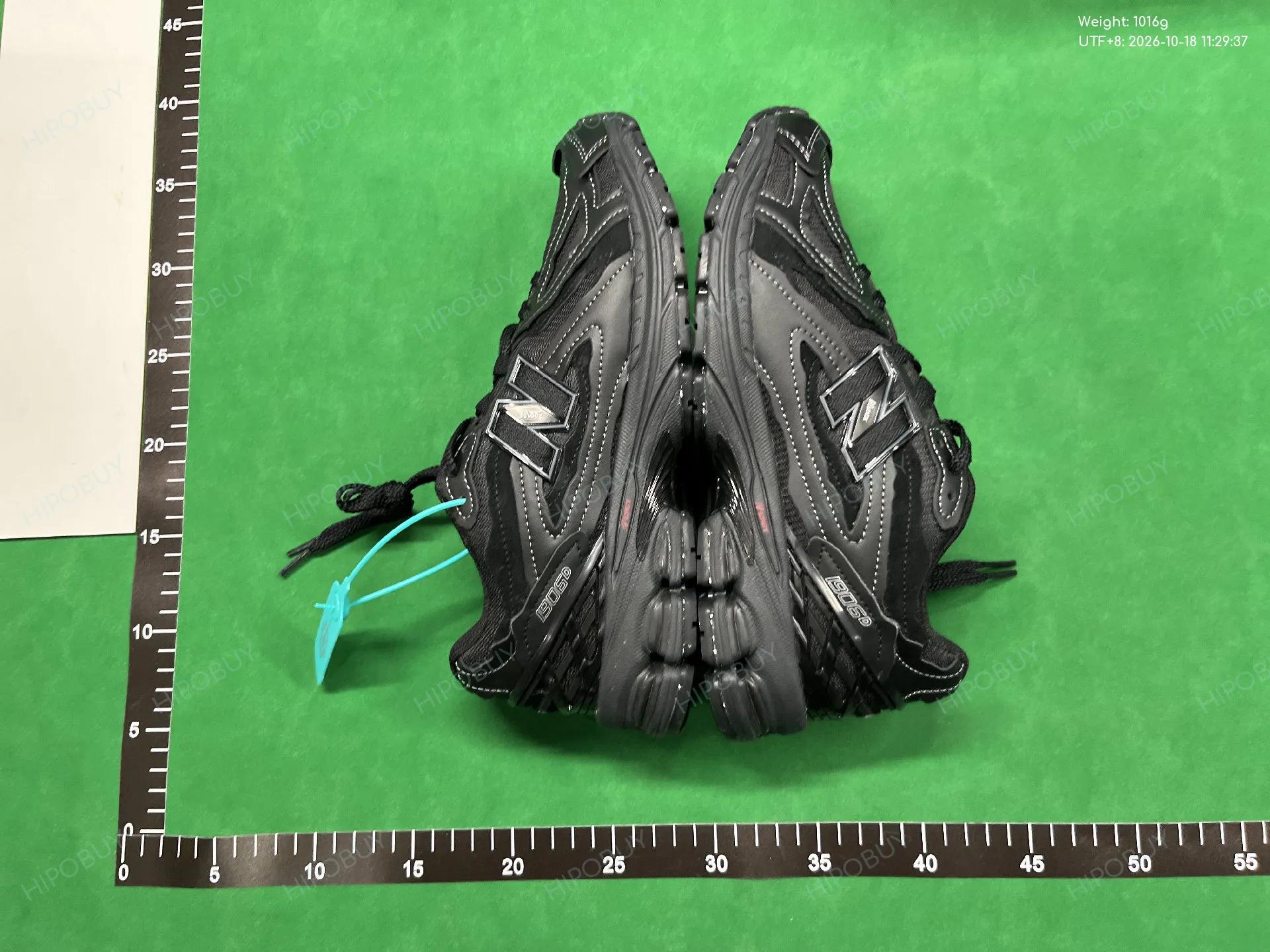 Foto QC 5 de New Balance 1906R Retro Triple Black M1906RK