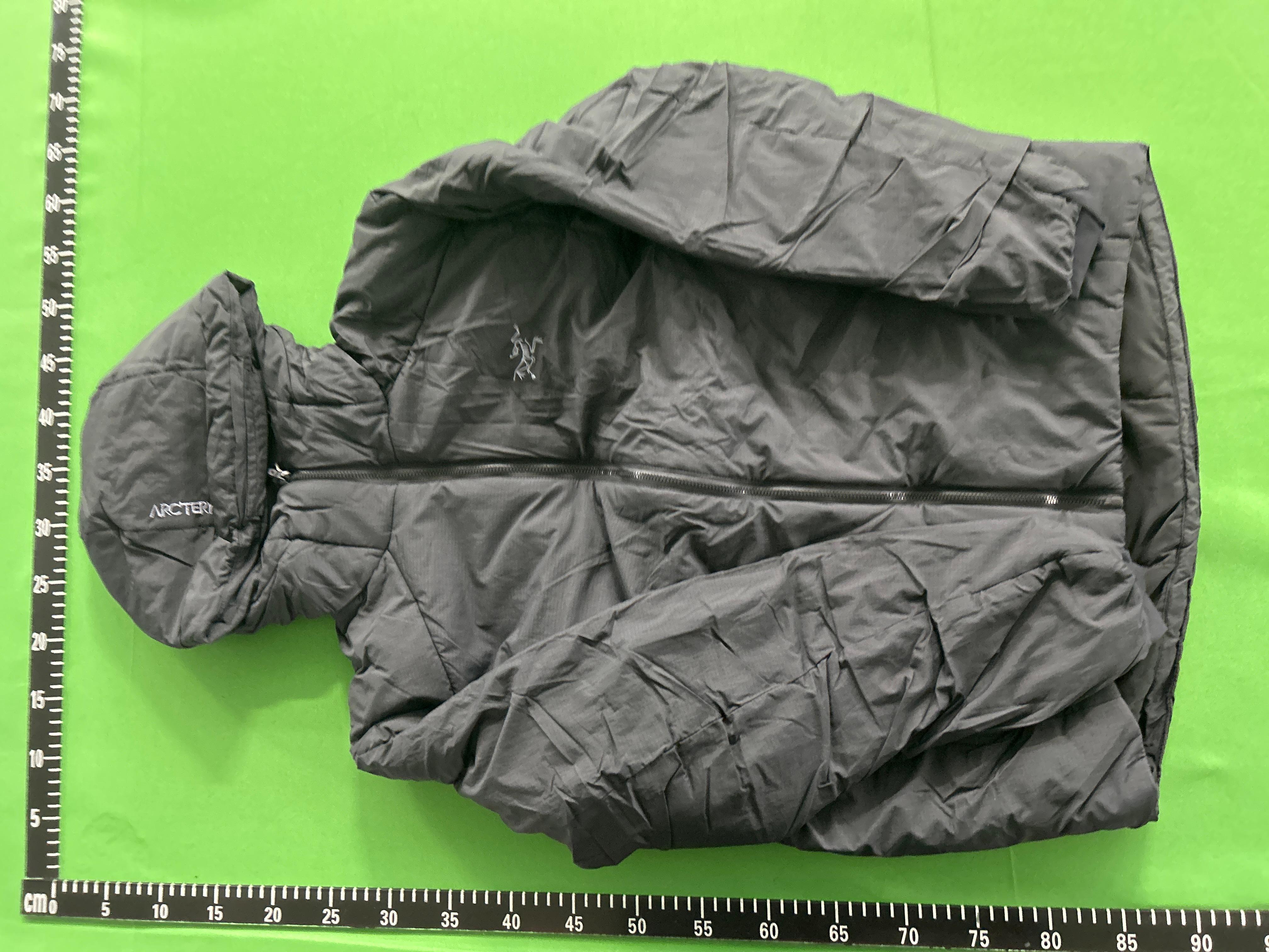Foto QC 2 de Arc'teryx Atom Hooded Insulated Jacket Black