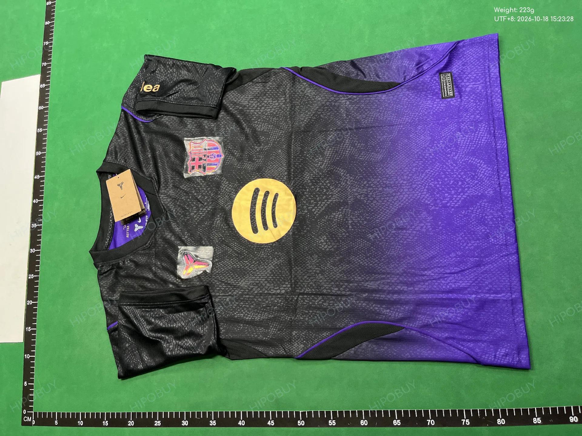 Foto QC 2 de Kobe Bryant x Nike x FC Barcelona 2026/27 Away Jersey Field Purple/Metallic Gold