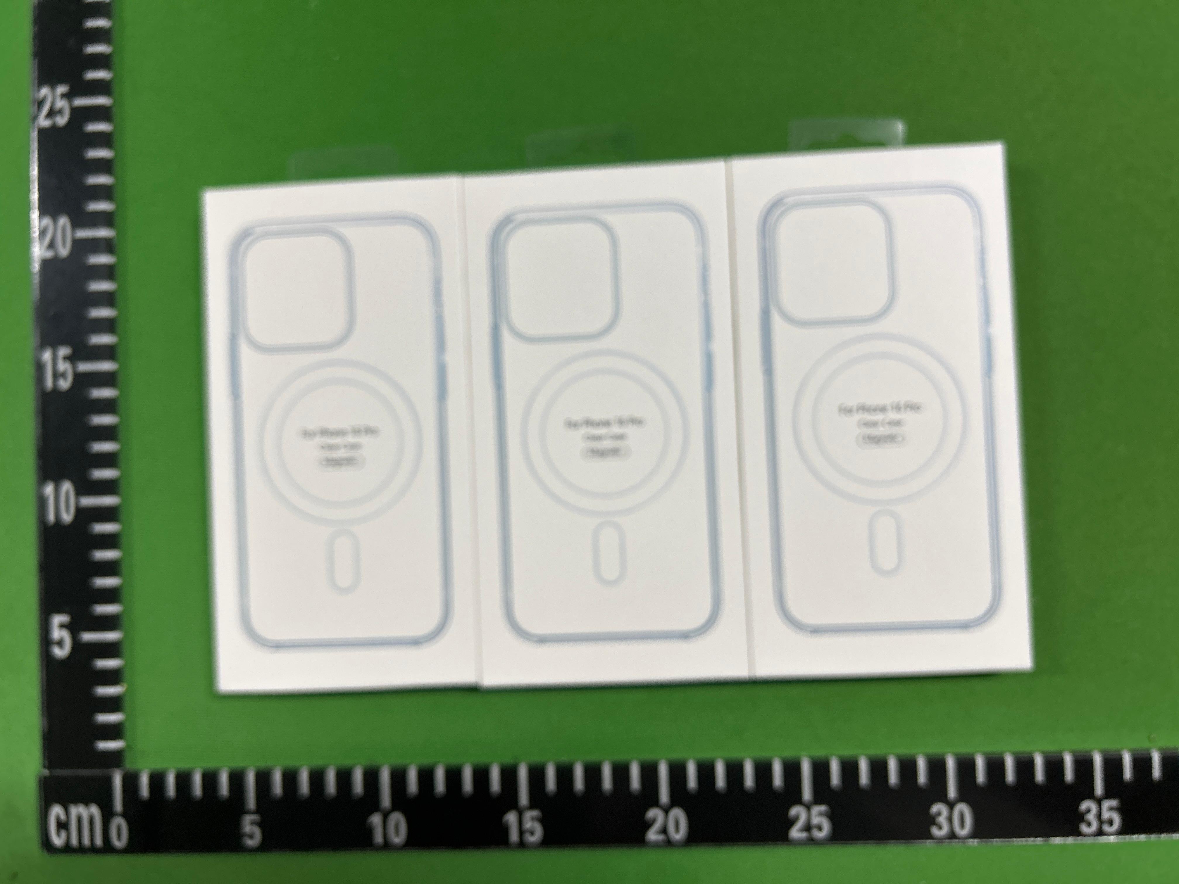 Foto QC 1 de Unbranded Magnetic Acrylic Case for iPhone 14 Pro Max Clear