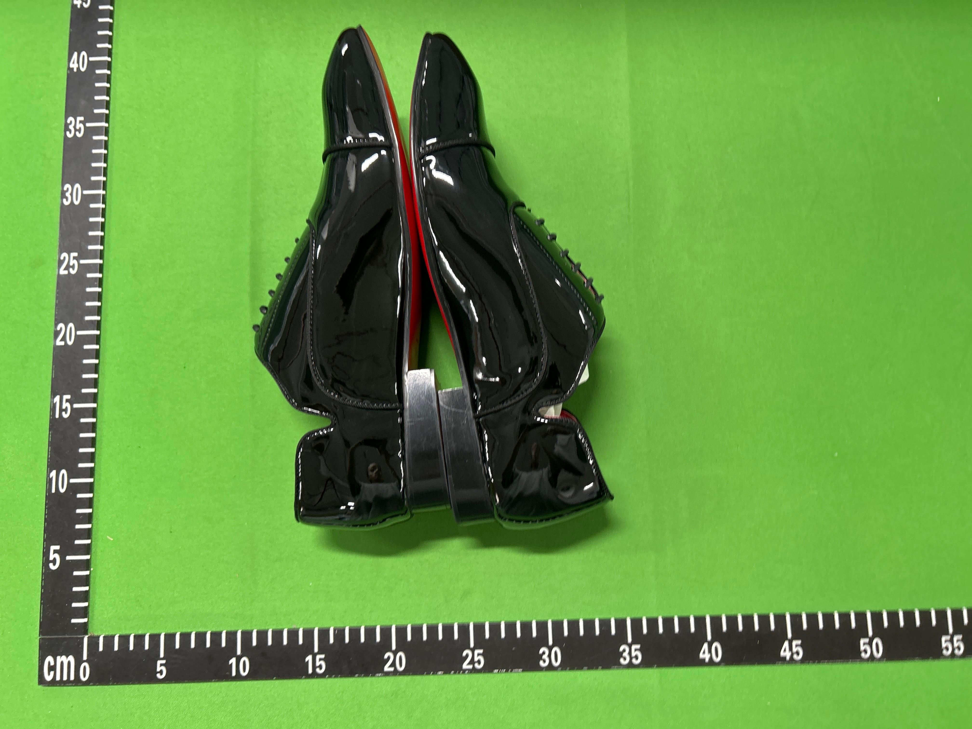 Foto QC 4 de Christian Louboutin Dandelion Suede Loafers Black