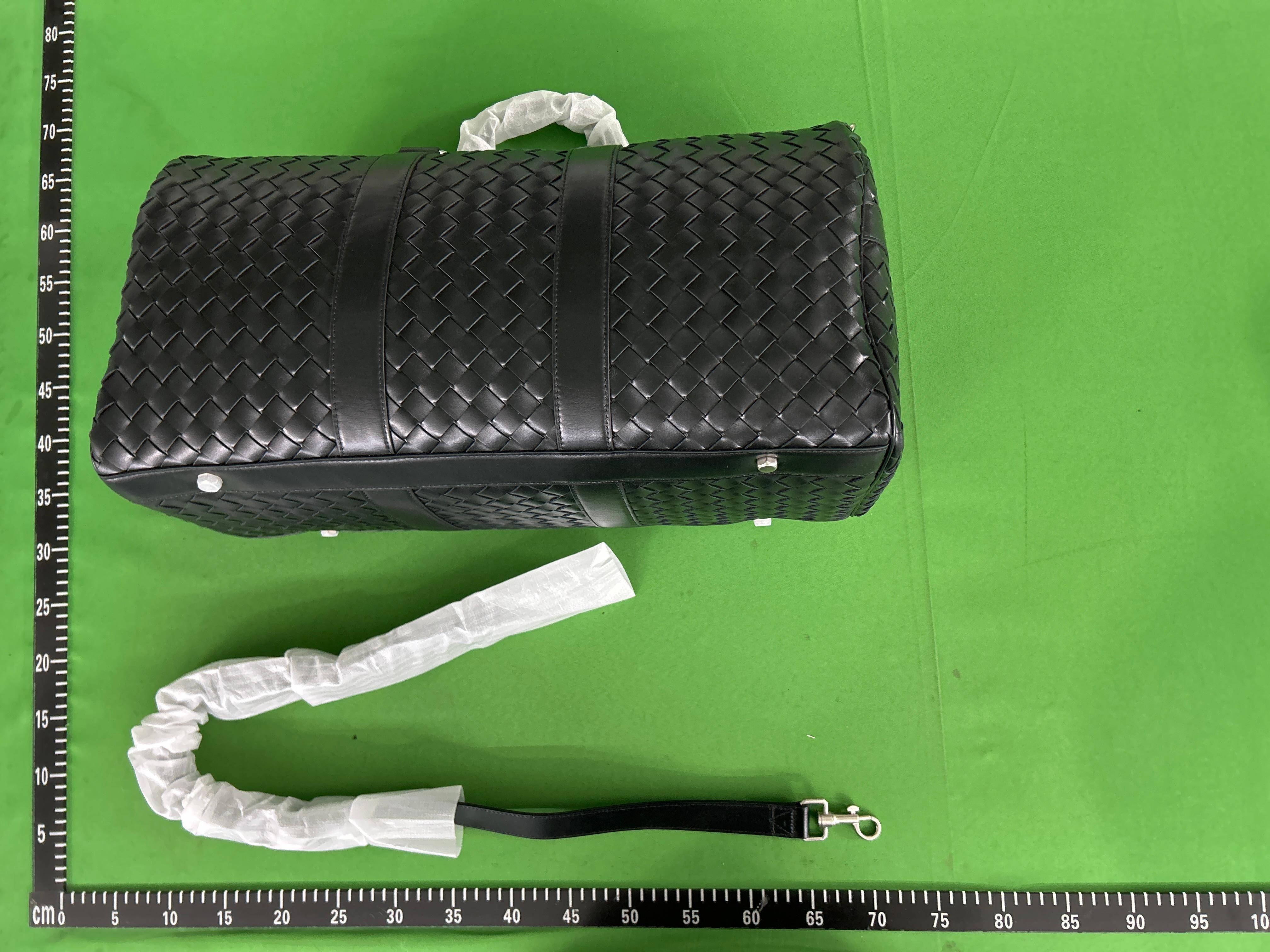 Foto QC 1 de Bottega Veneta Intrecciato Duffle Bag Medium Black Leather