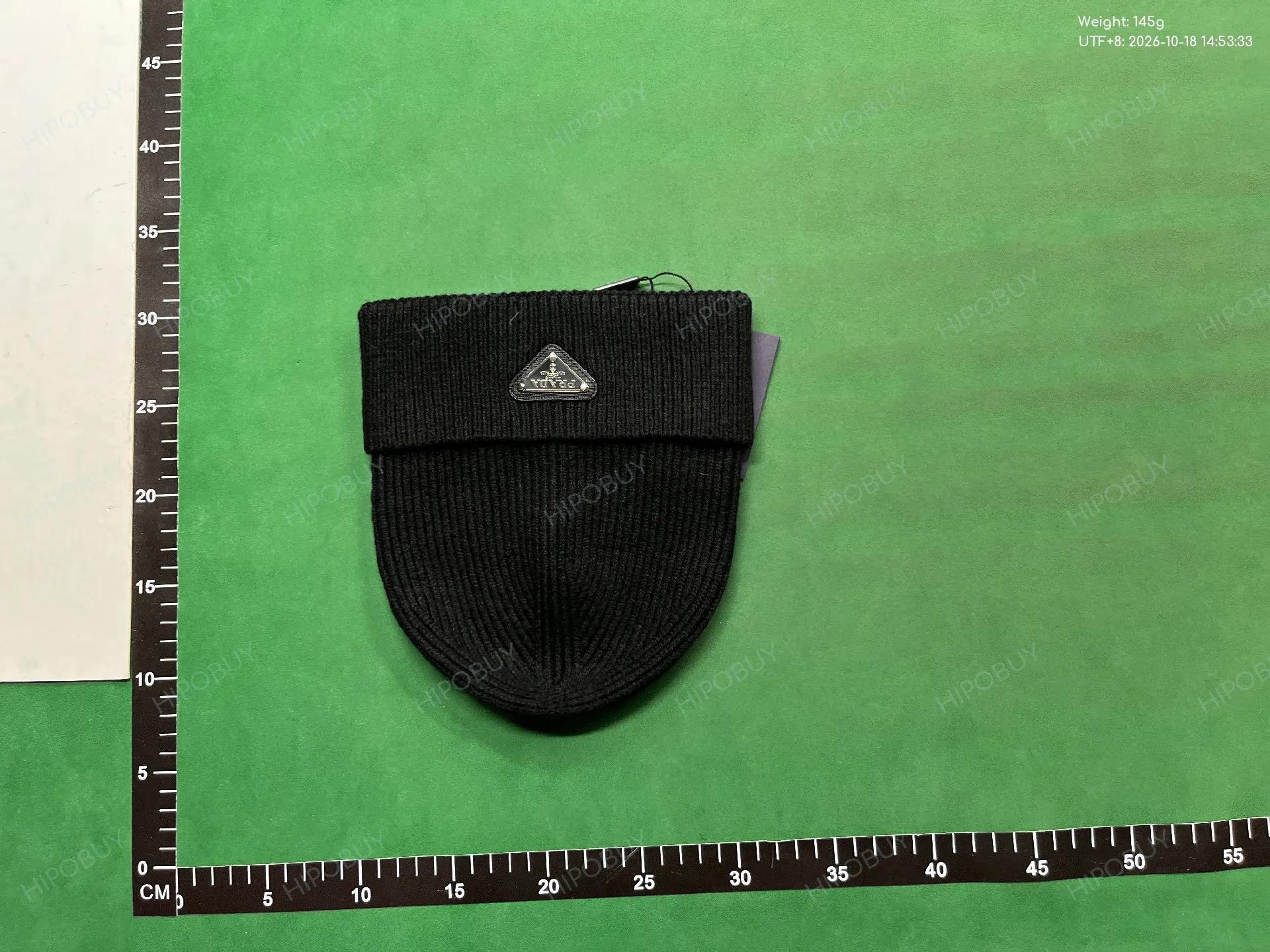 Foto QC 3 de Prada Triangle Logo Beanie Beige