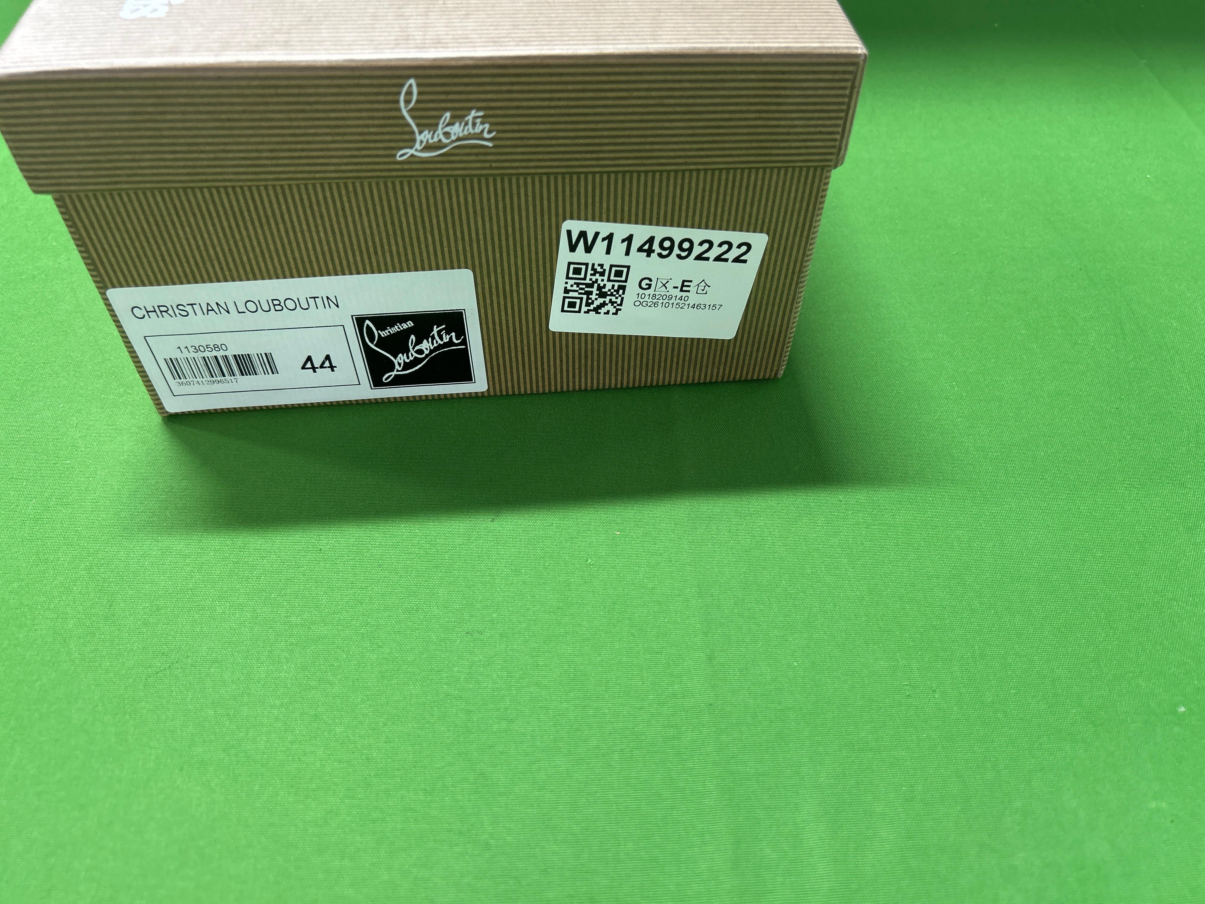 Foto QC 1 de Christian Louboutin Dandelion Suede Loafers Black