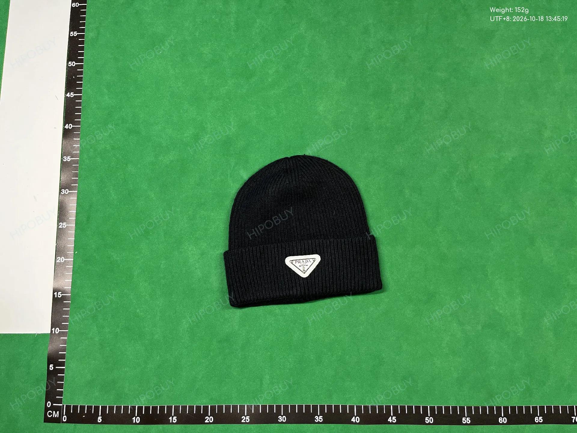 Foto QC 4 de Prada Triangle Logo Beanie Beige