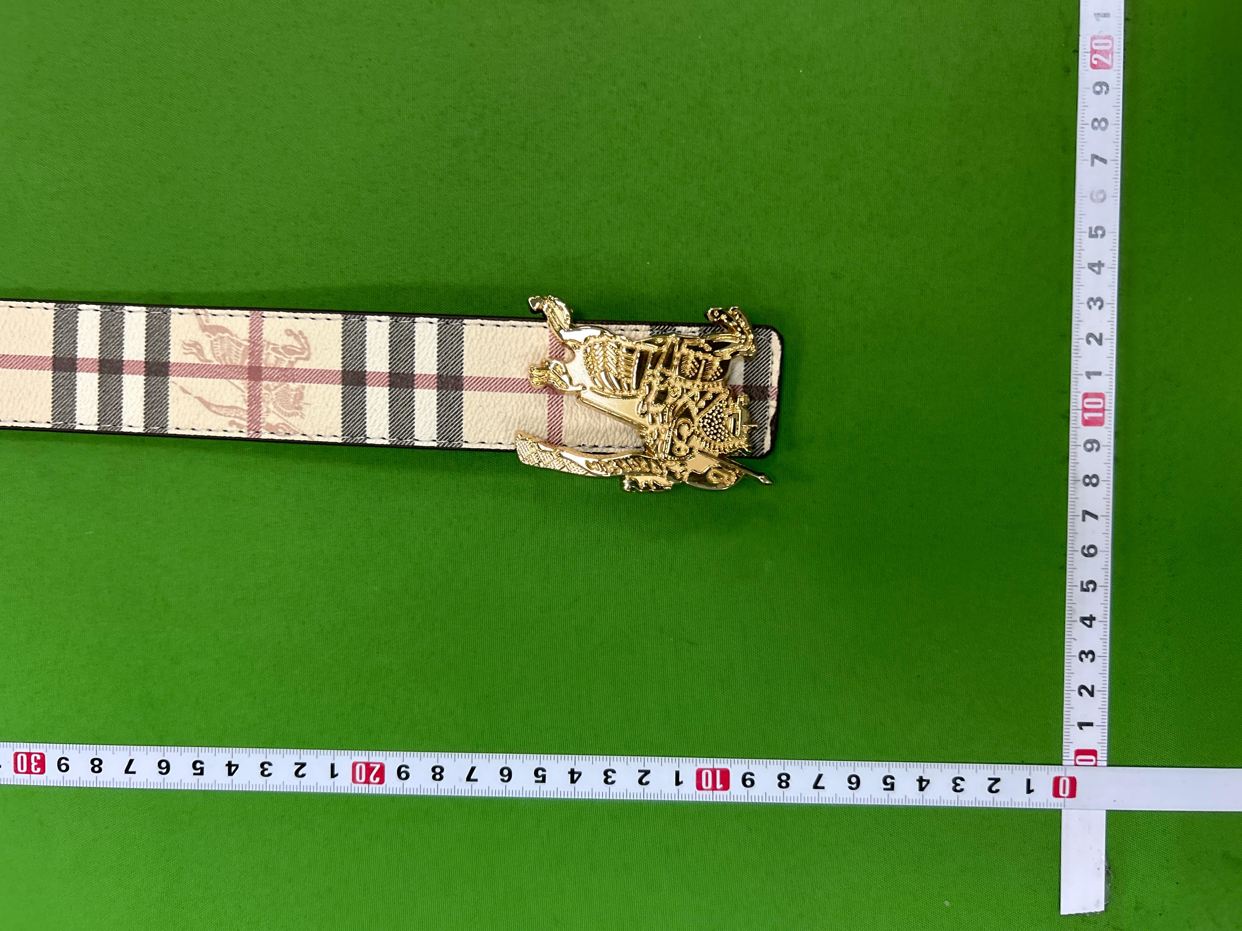 Foto QC 2 de Burberry TB Reversible Belt Black Embossed Equestrian Knight Check