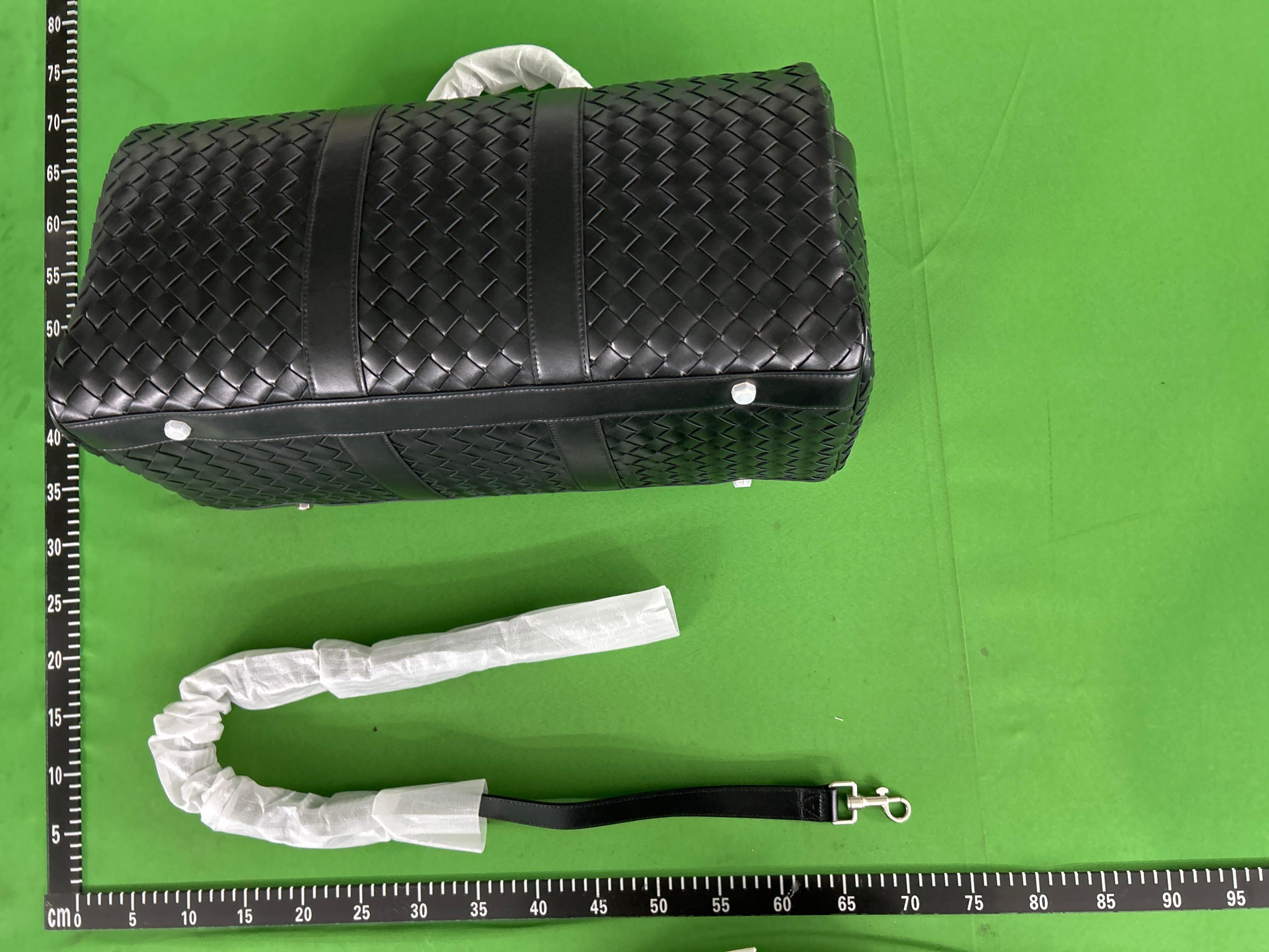 Foto QC 2 de Bottega Veneta Intrecciato Duffle Bag Medium Black Leather