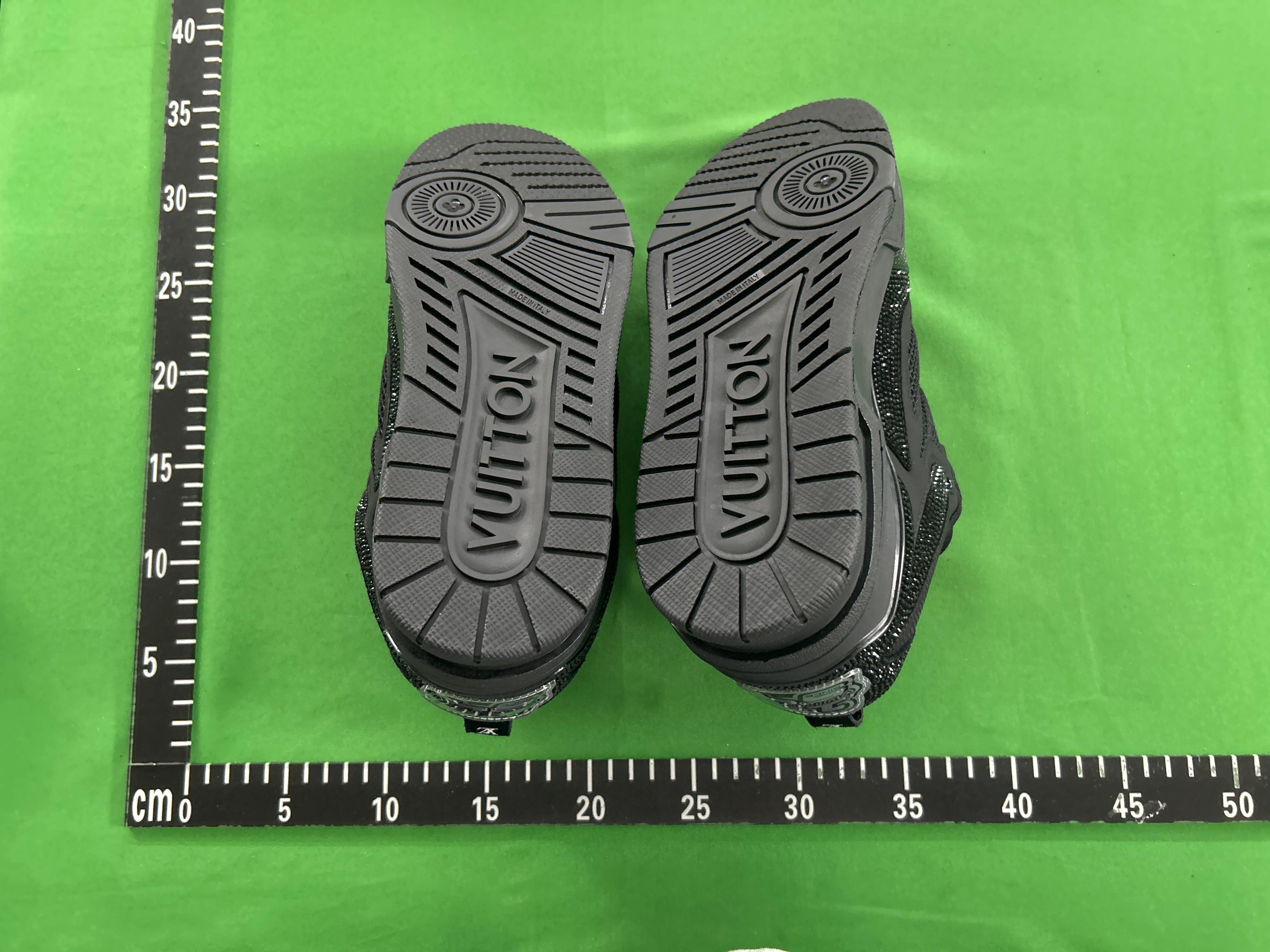 Foto QC 6 de Louis Vuitton LV Skate Sneaker Black Swarovski Monogram 1ABMHV