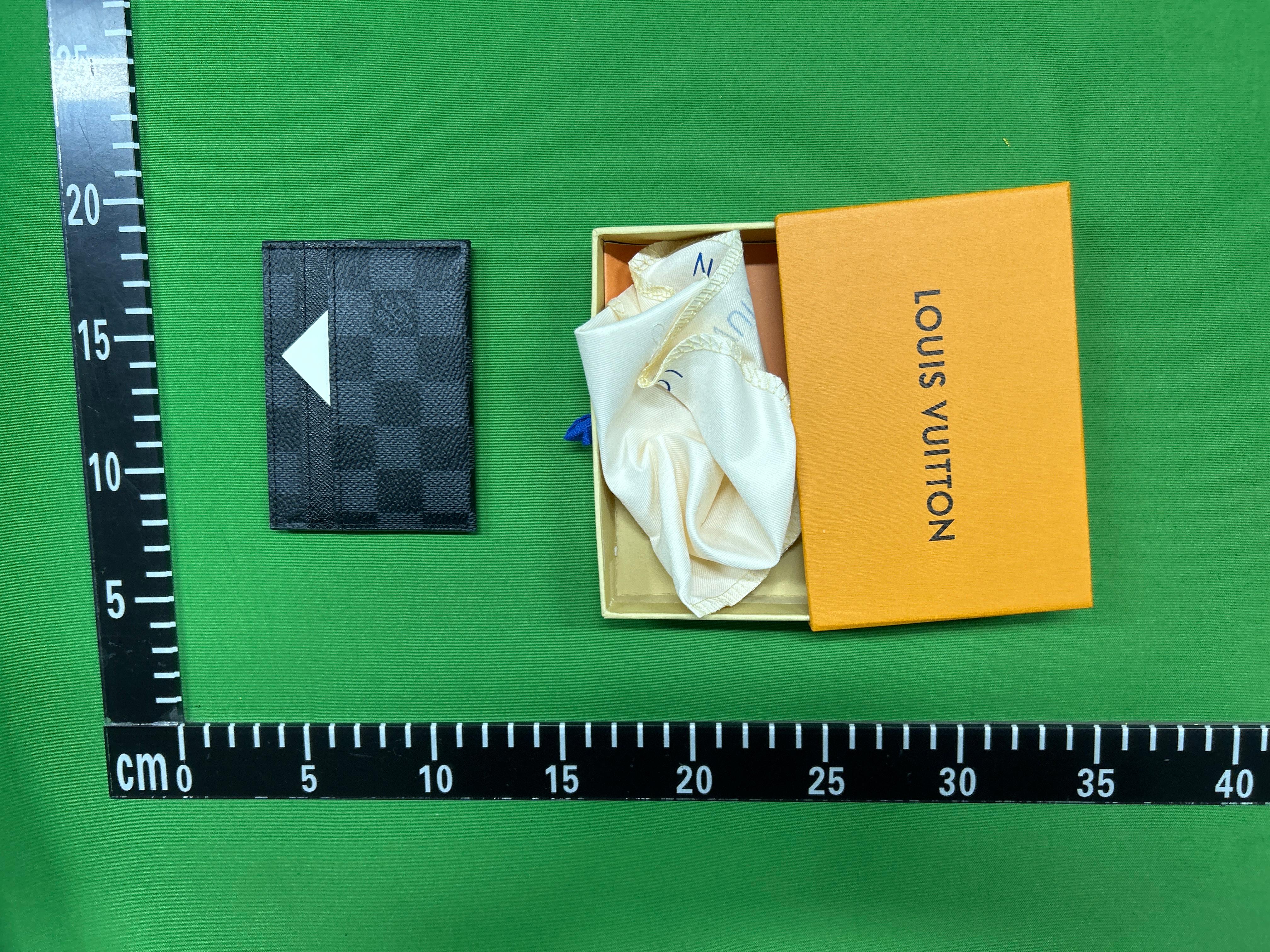 Foto QC 1 de Louis Vuitton Double Card Holder Taiga Leather Black