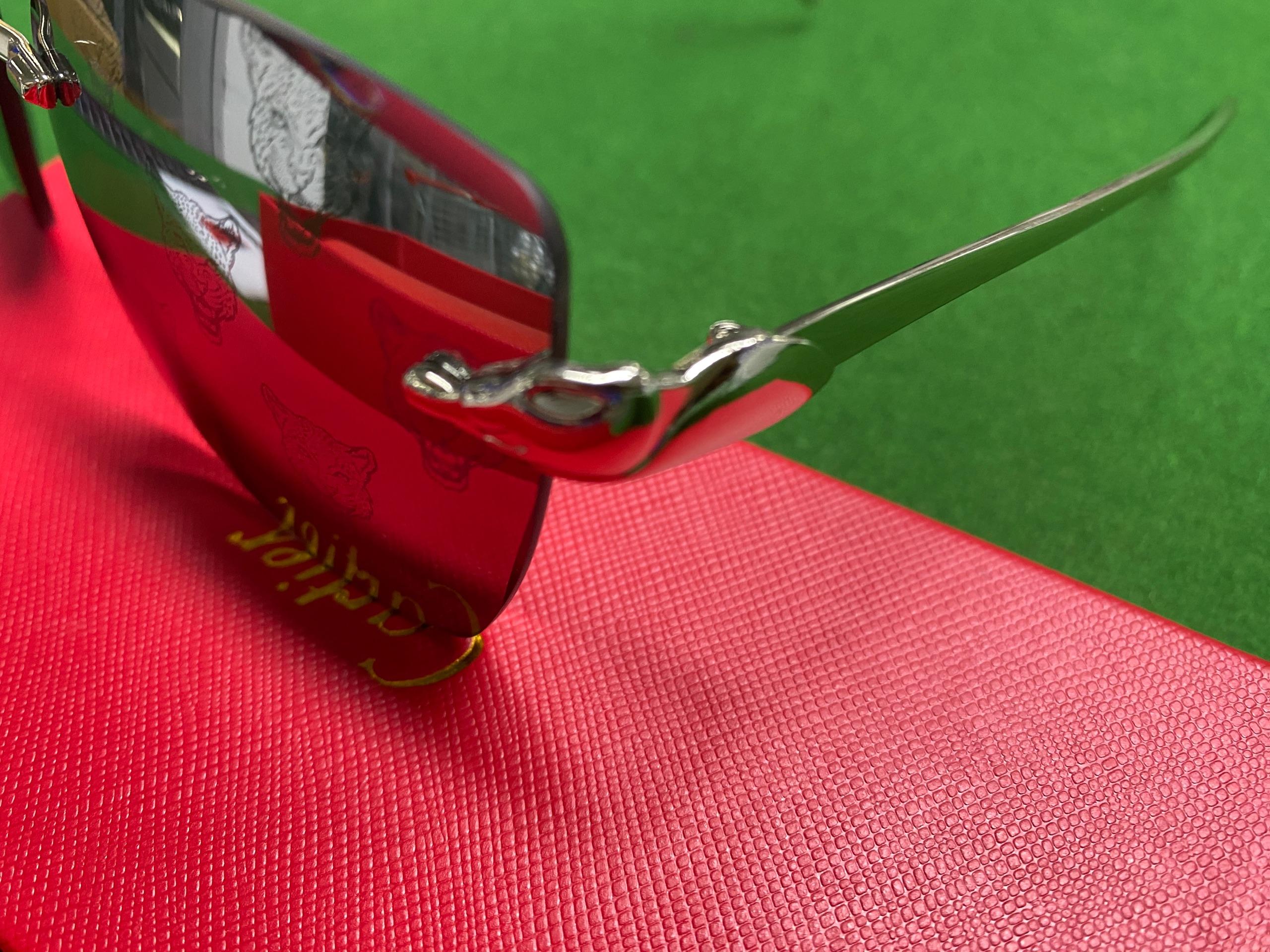 Foto QC 2 de Cartier Panthère Rectangle Metal Sunglasses Gold Black Brown Gradient (076)