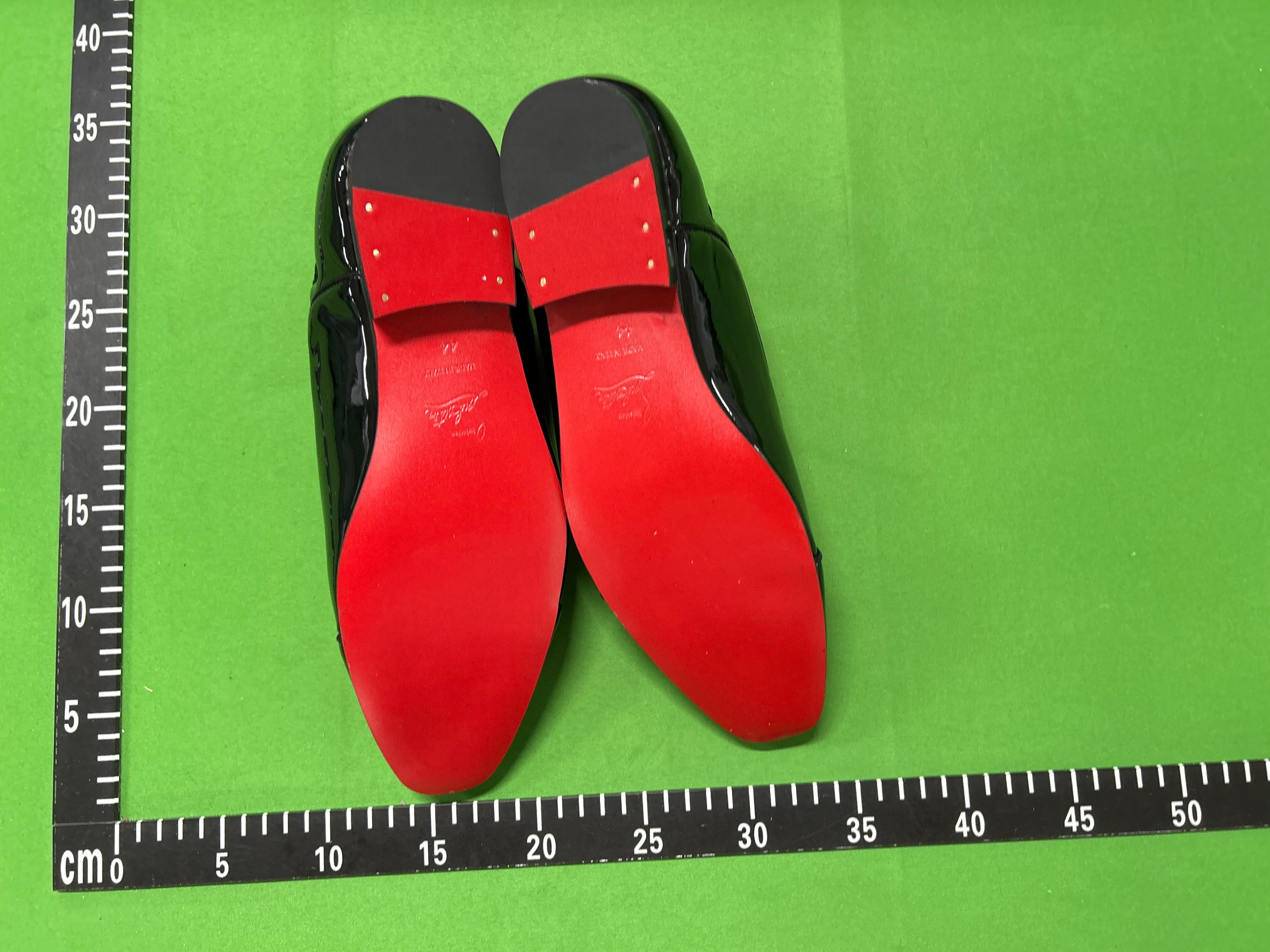Foto QC 6 de Christian Louboutin Dandelion Suede Loafers Black