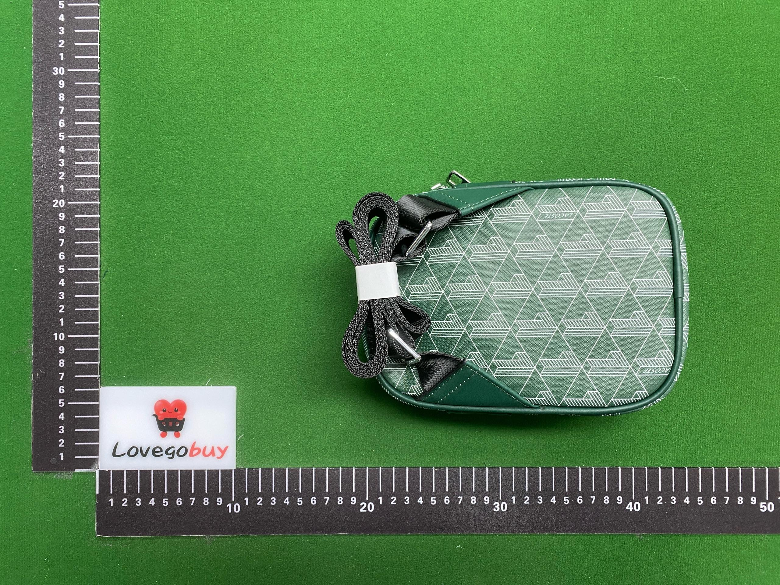 Foto QC 4 de Lacoste The Blend Monogram Vertical Crossbody Bag Green Canvas