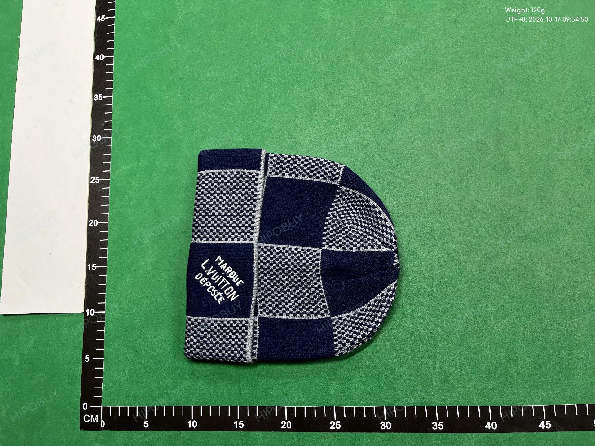 Foto QC 1 de Louis Vuitton LV Logo Beanie Grey