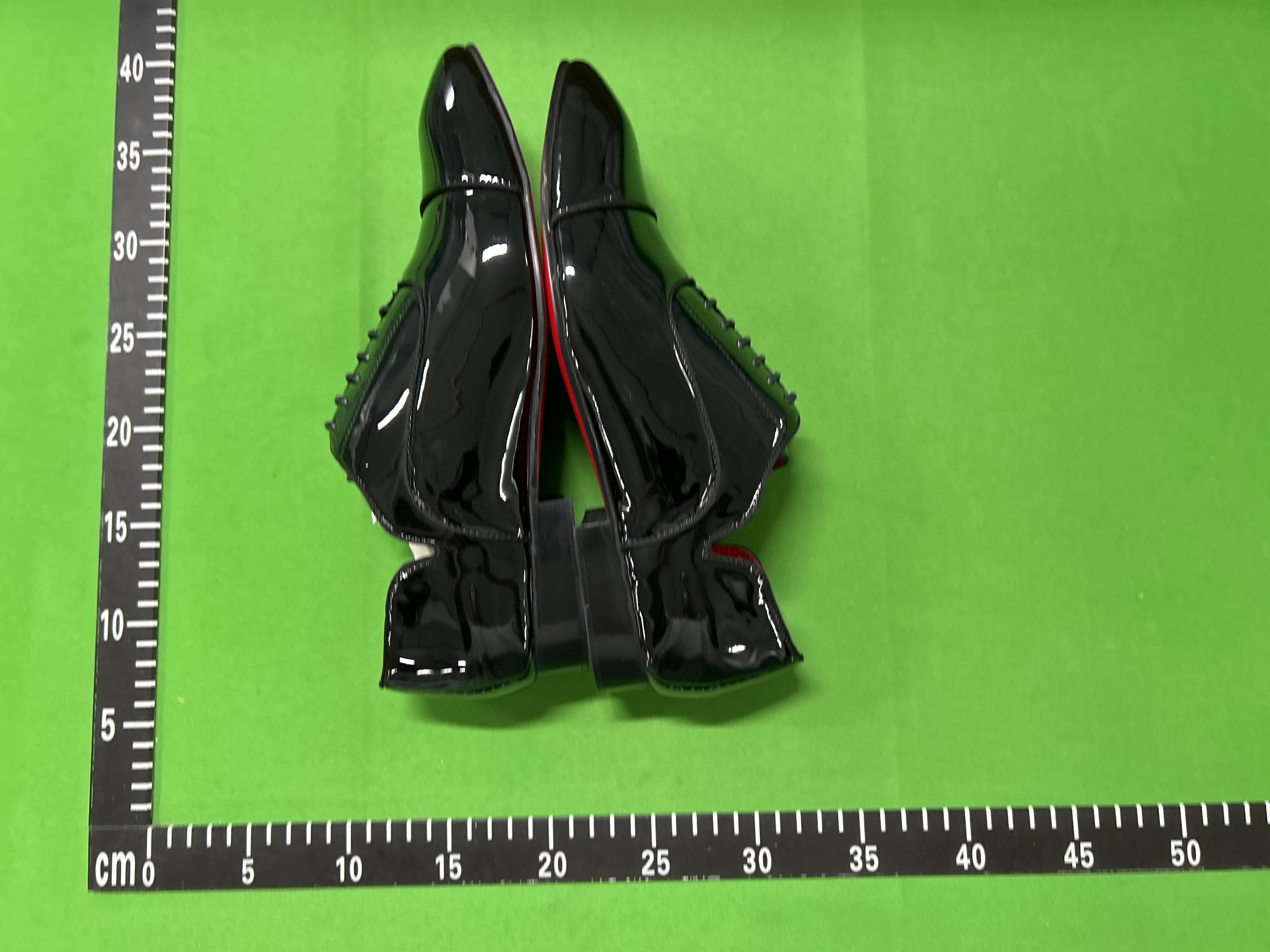 Foto QC 5 de Christian Louboutin Dandelion Suede Loafers Black