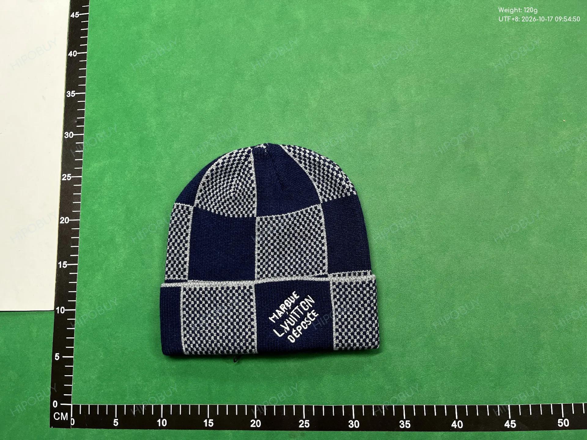 Foto QC 3 de Louis Vuitton LV Logo Beanie Grey