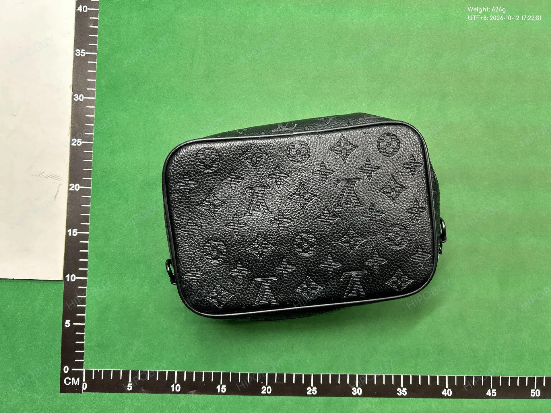 Foto QC 8 de Louis Vuitton Trio Messenger 25 Monogram Eclipse Canvas