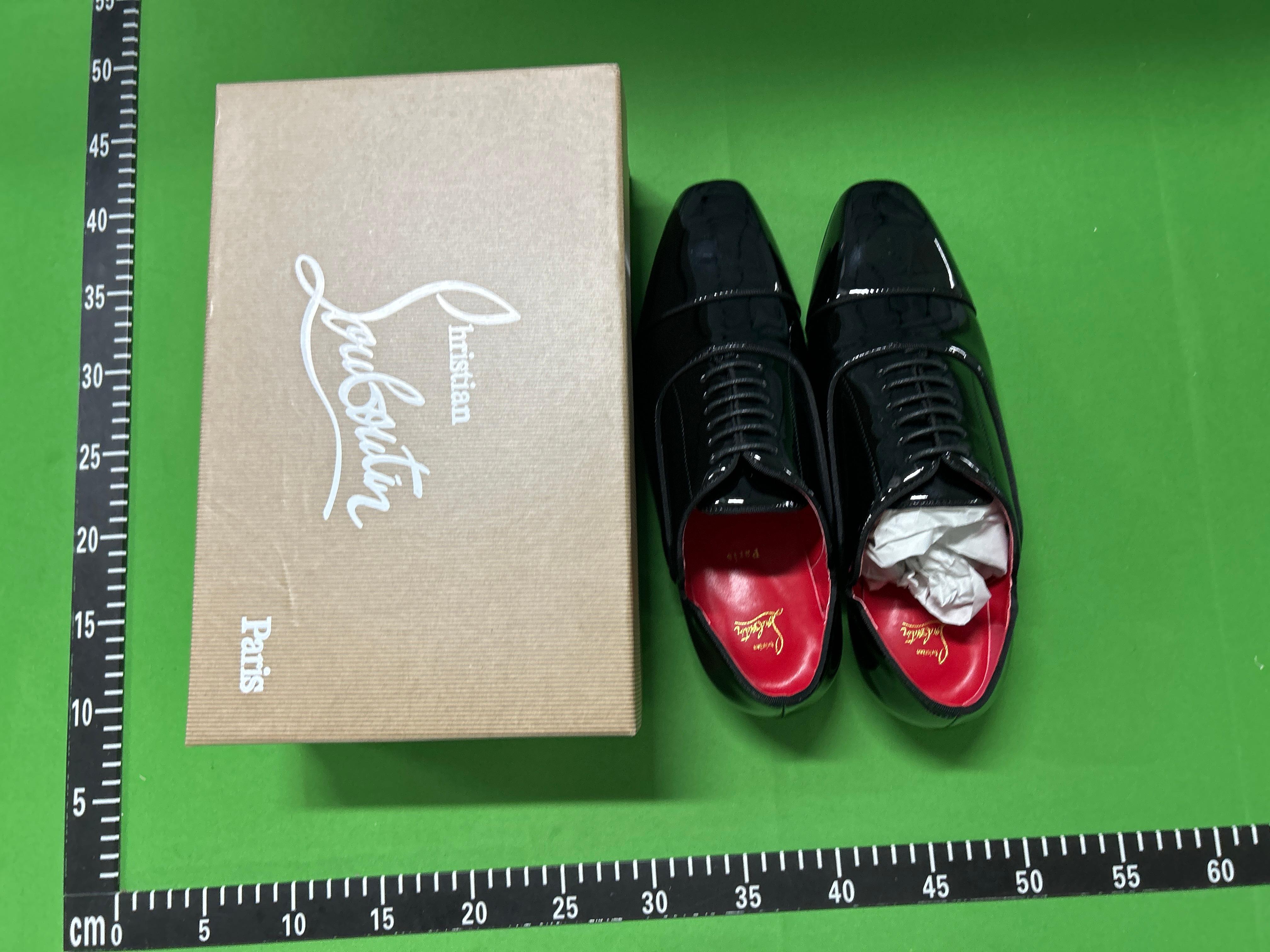 Foto QC 2 de Christian Louboutin Dandelion Suede Loafers Black