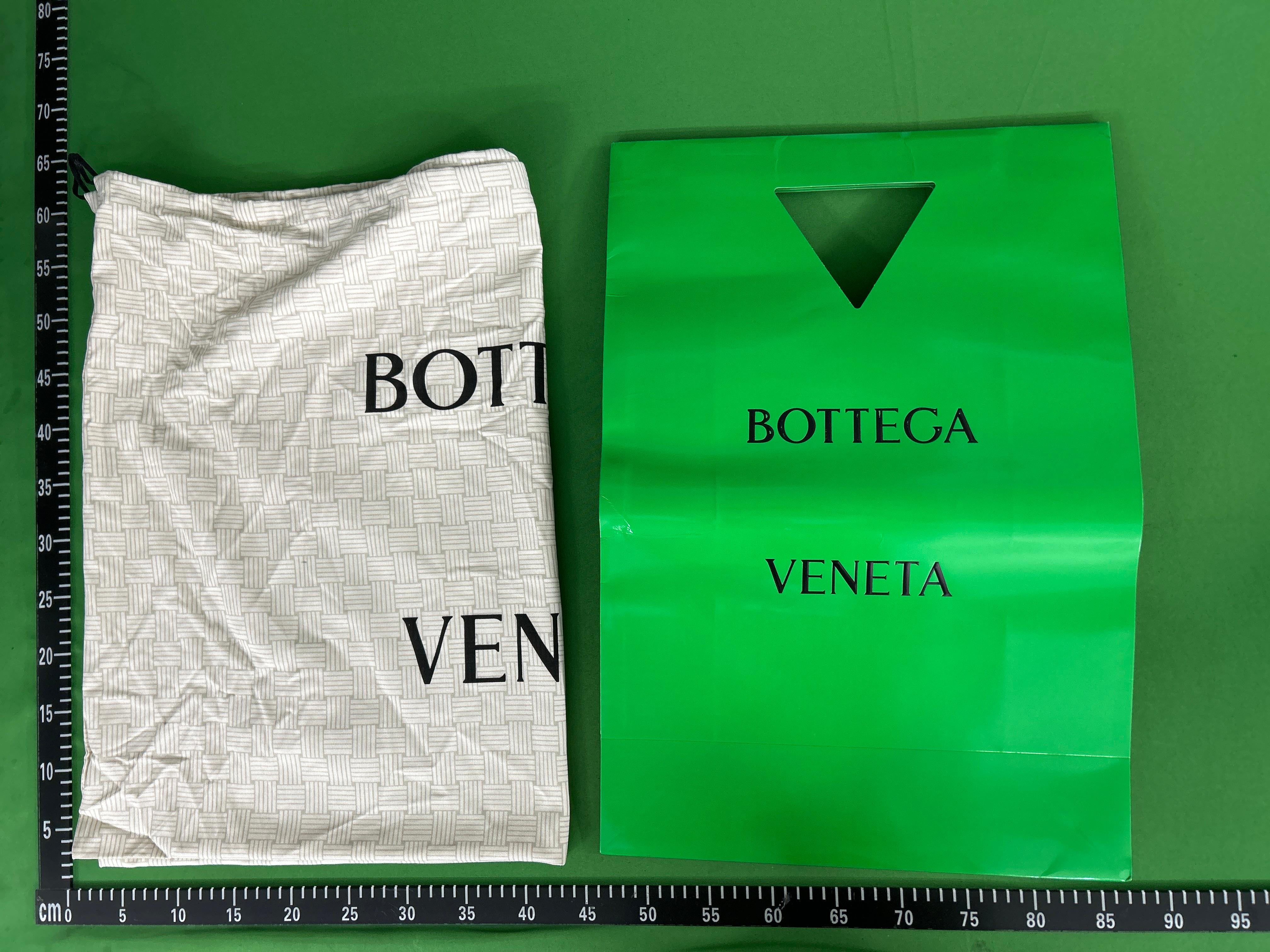 Foto QC 3 de Bottega Veneta Intrecciato Duffle Bag Medium Black Leather