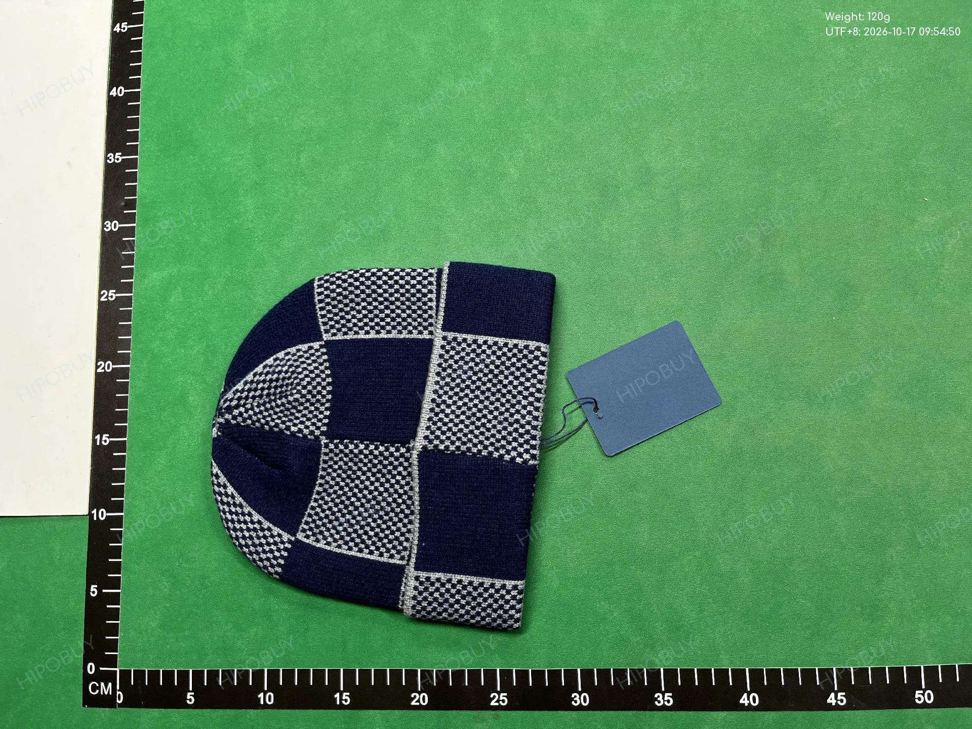 Foto QC 2 de Louis Vuitton LV Logo Beanie Grey