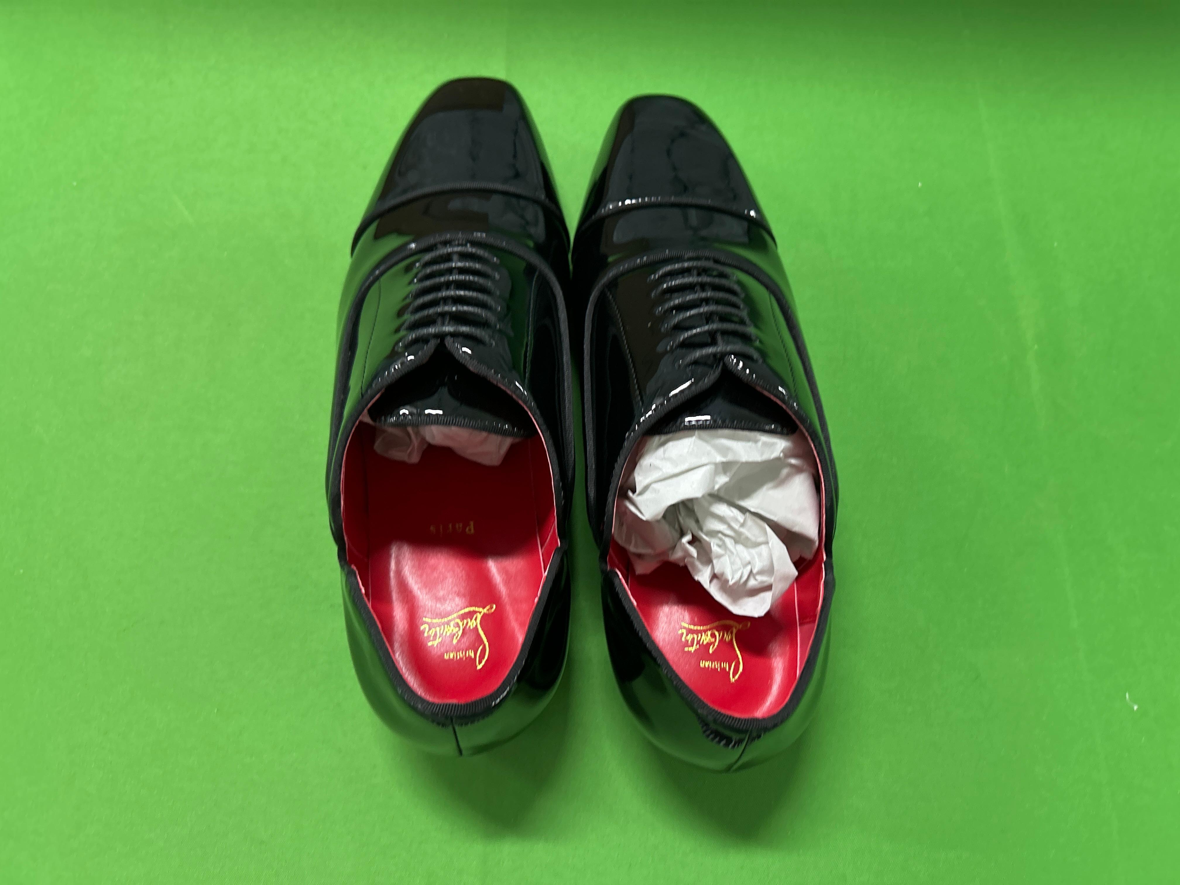 Foto QC 3 de Christian Louboutin Dandelion Suede Loafers Black